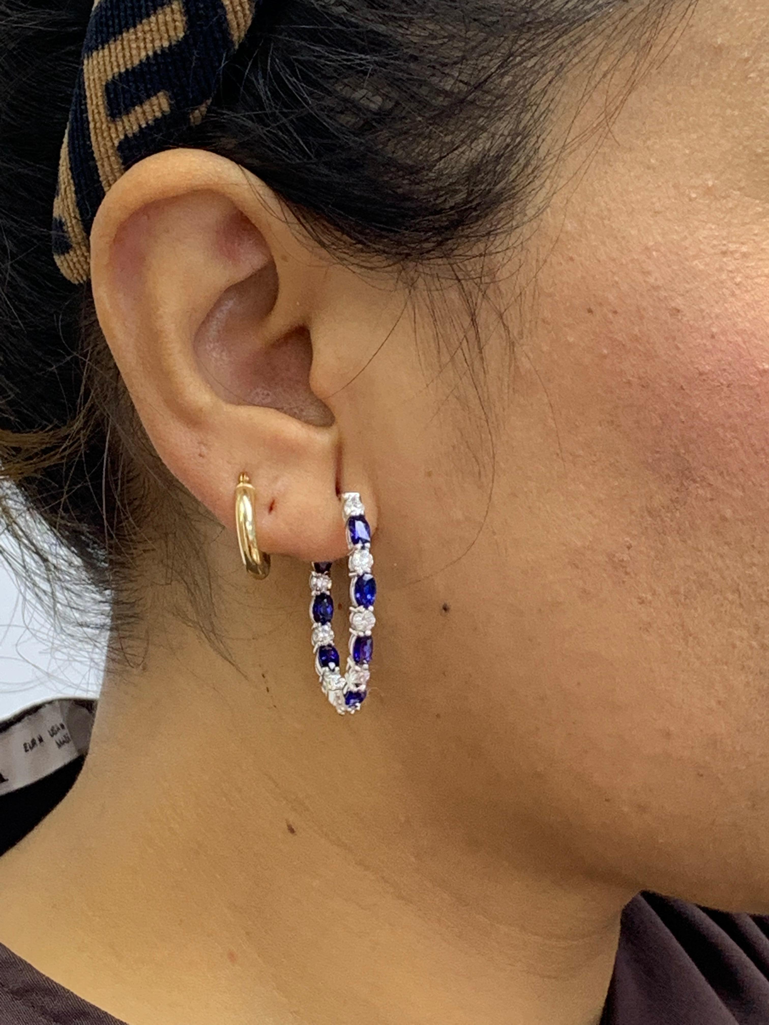 Créoles en or blanc 14 carats avec diamants et saphir bleu taille ovale de 4,13 carats en vente 5