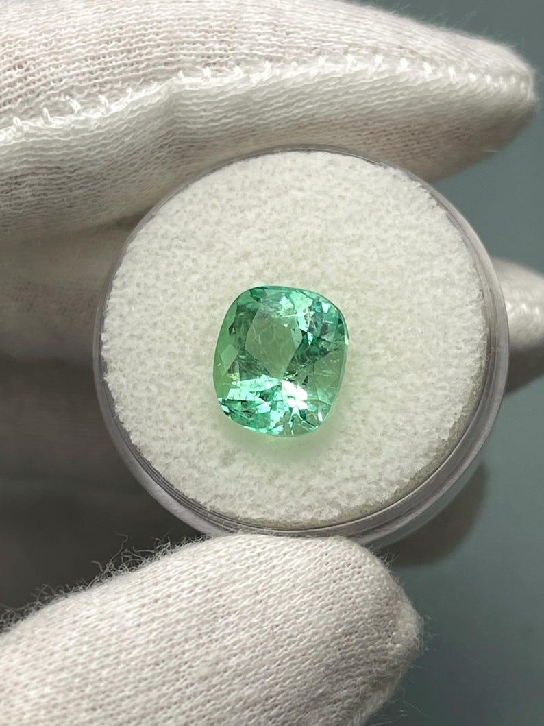 Women's 4.13 Carat Pastel Yellowish Green Colombian Emerald - Cushion Cut Genuine Gem For Sale