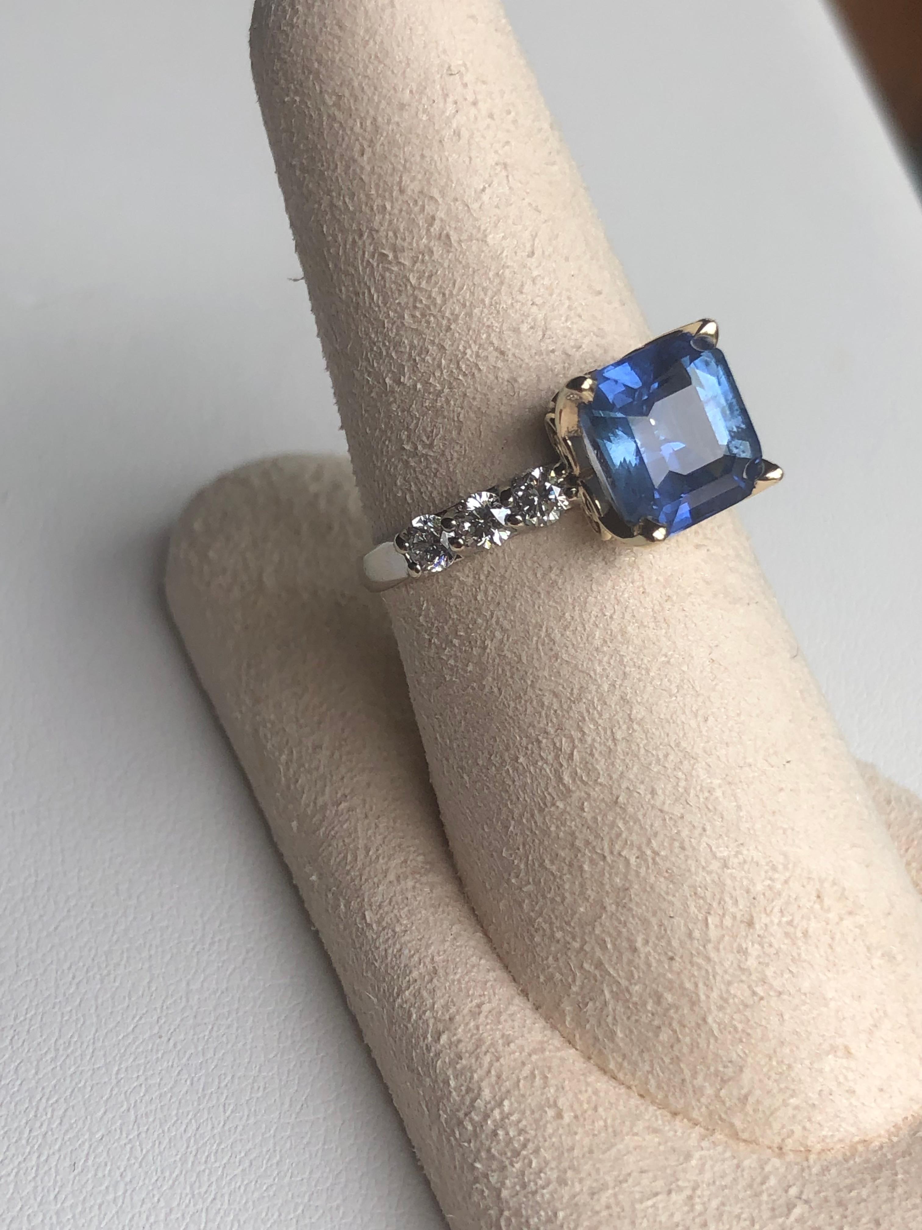 Sri Lanka Ceylon Blauer Saphir 4,13ct Radiant Schliff und 0,64ct Diamant Ring 14K Gold
4,13 Karat Blauer Saphir aus Sri Lanka (Ceylon)  
Abmessungen: 8,90 x 8,30 x 5,08 mm  
Form: Radiant-Schliff
Schliffart: Facettiert 
Farbe: Kornblumenblau