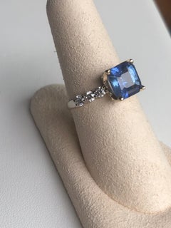 Anello da 4,77 carati con zaffiro blu di Ceylon dello Sri Lanka e diamanti