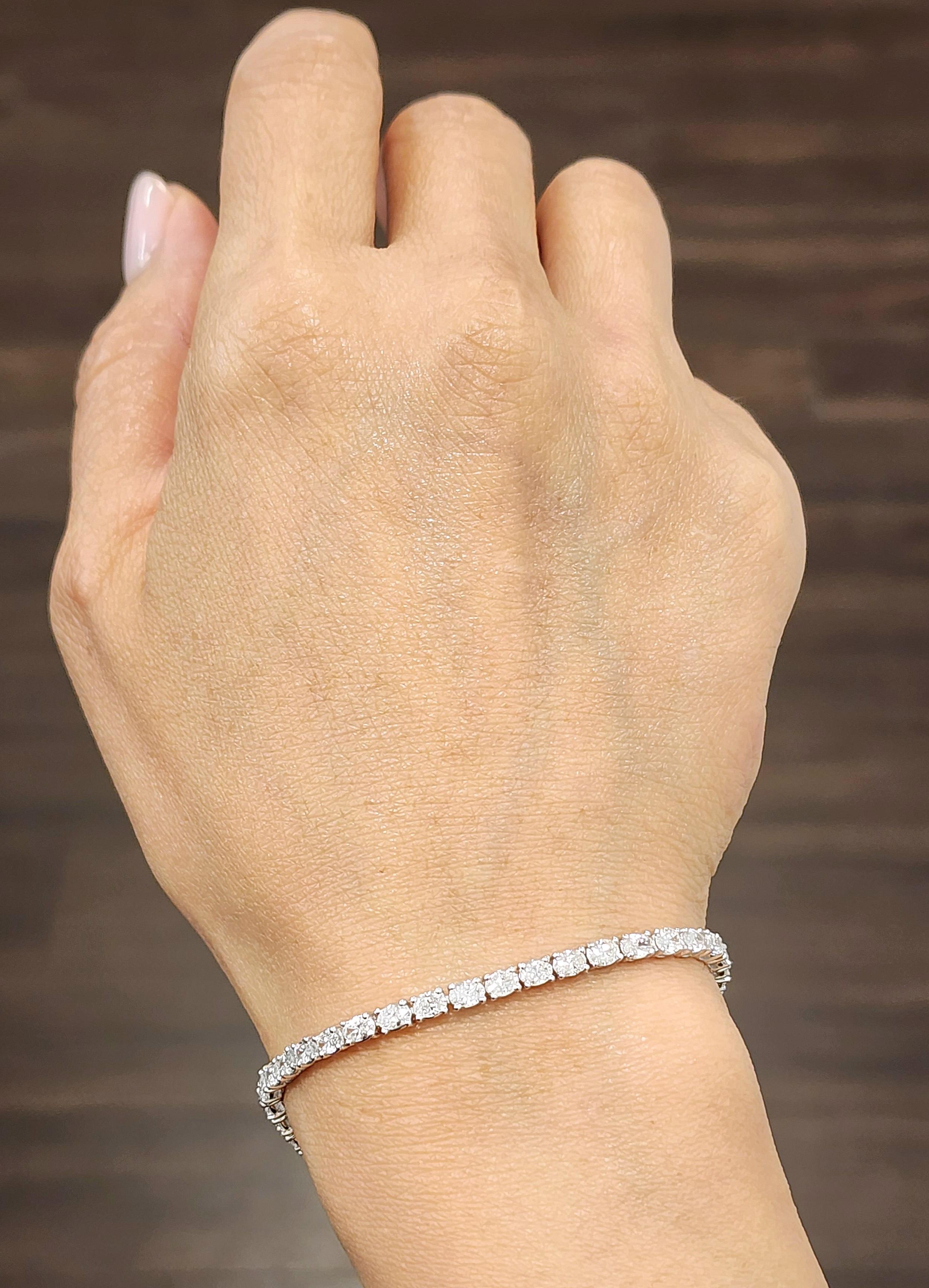 Esta exquisita pulsera tenis es una creación impresionante. Con 4,13 quilates de 44 diamantes blancos talla oval, cada piedra tiene un grado de color F/G y una claridad VS1/VS2. Fabricada en oro blanco de 18 quilates, esta pieza es un complemento