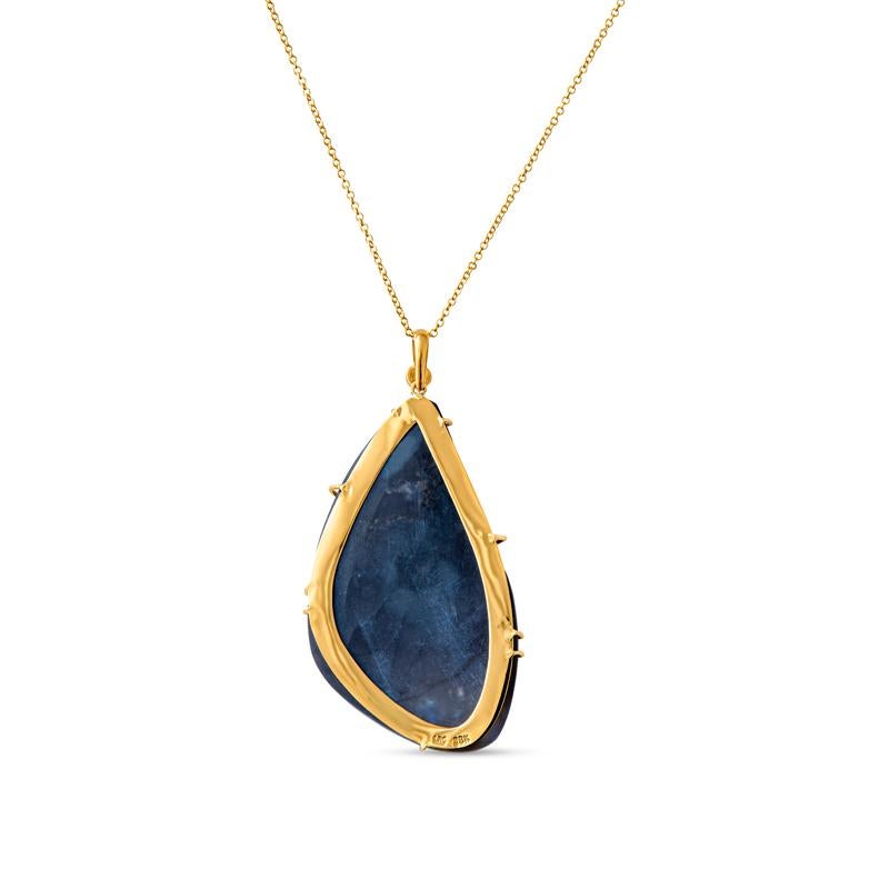 Questo squisito pendente presenta un'abbagliante opale Boulder blu del peso di 41,30 carati, completata da tre diamanti rotondi naturali incastonati a castone con dettagli a filo.  Il tutto è impreziosito da una cauzione con diamanti. Realizzato in