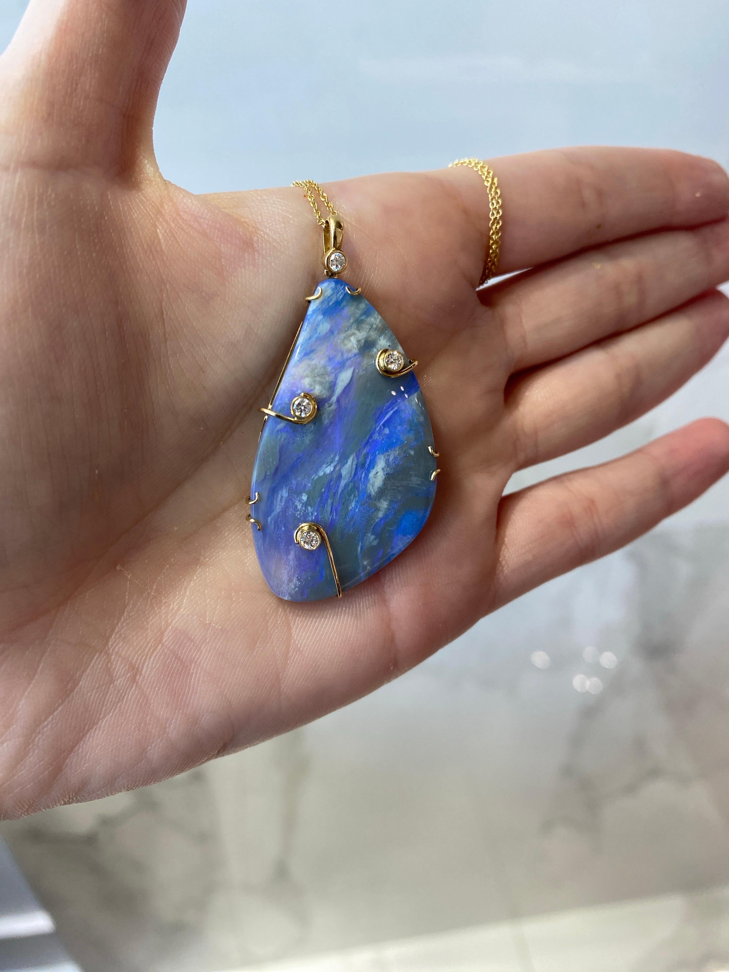 Cabochon Collana in oro giallo 18k con opale Boulder e diamanti incastonati da 41,30 carati in vendita