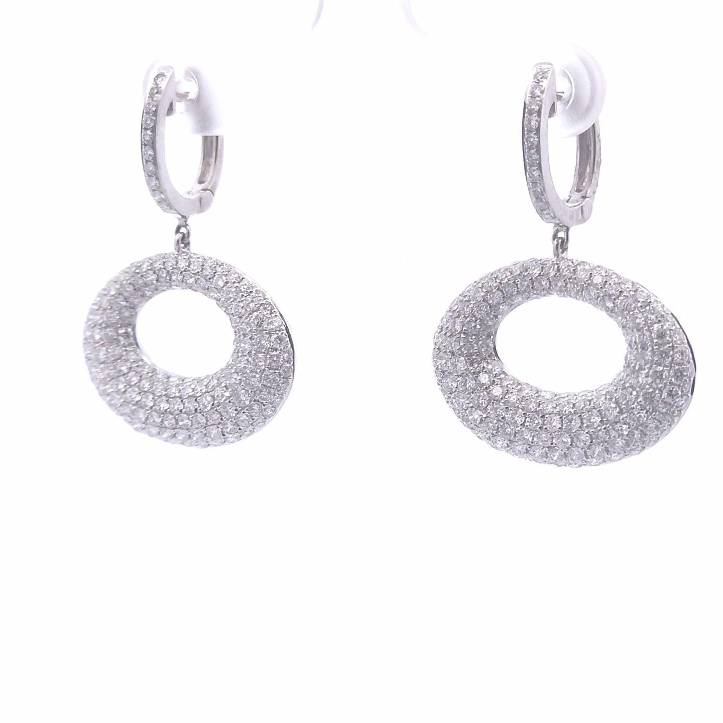 Eleva la tua eleganza con questi splendidi orecchini penzolanti ovali da 4,13 carati, sapientemente realizzati in lussuoso oro bianco 18 carati. Ogni orecchino sfoggia un diamante brillante dal taglio ovale, meticolosamente selezionato per la sua