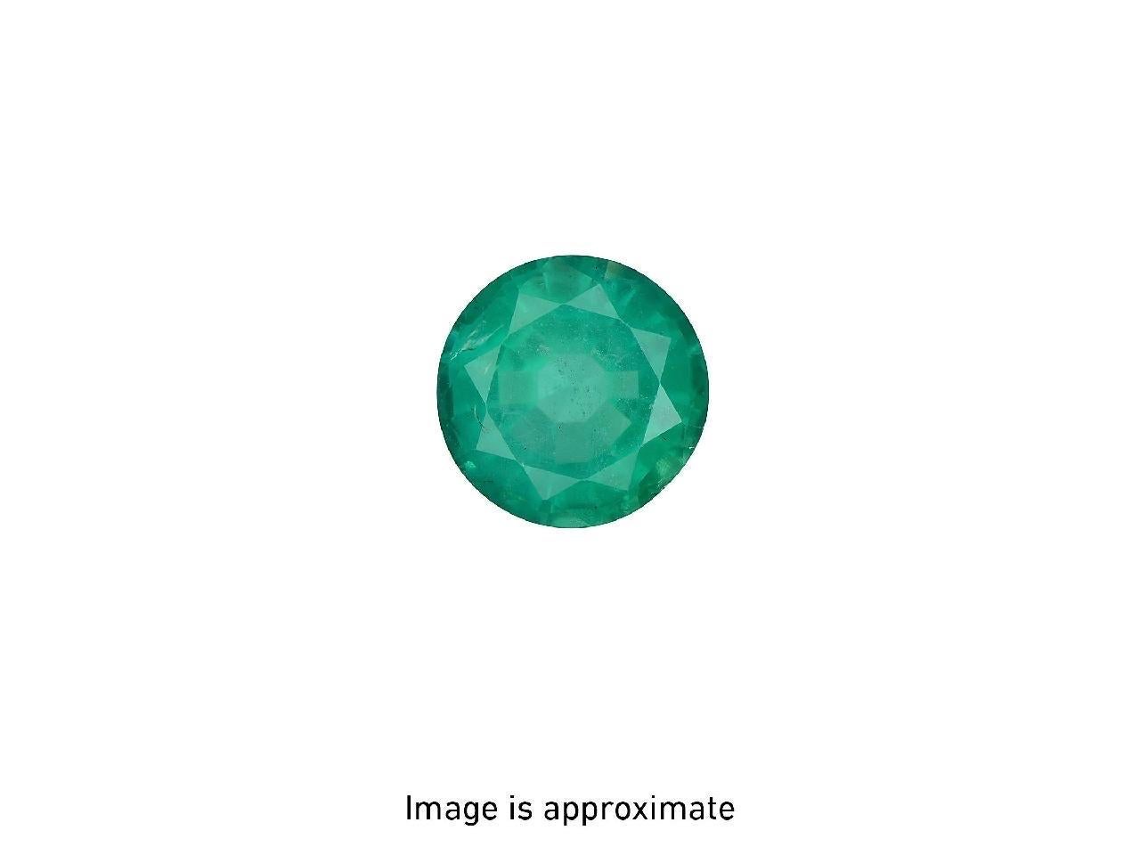 Esmeralda menor de Zambia de 4,13 quilates, acentuada con diamantes blancos redondos que suman 1,36 quilates. Fabricado en platino y oro amarillo de 18 quilates. La exuberante esmeralda está certificada por el GIA.
