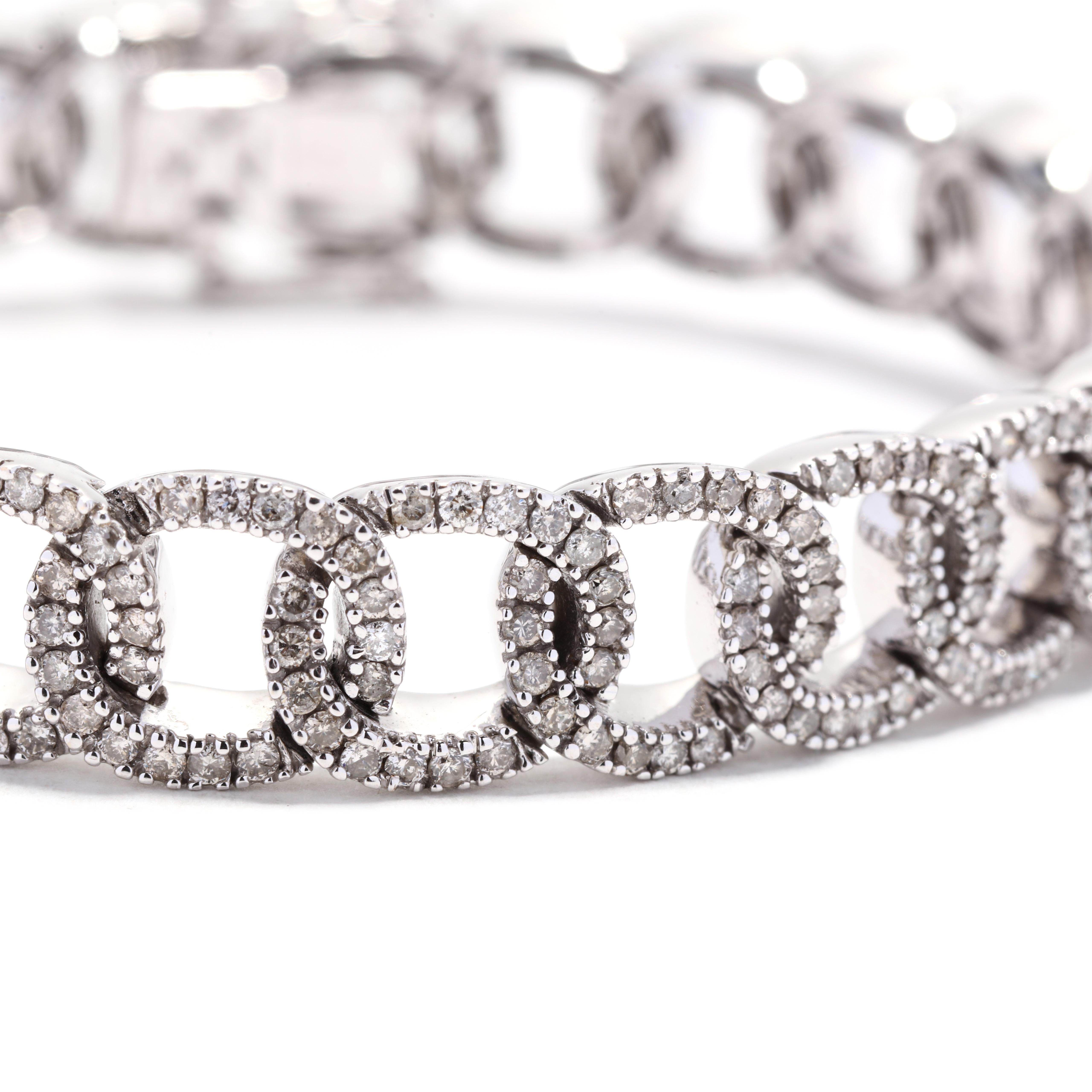 Ein Gliederarmband aus 14 Karat Weißgold mit ausgefallenen Diamanten. Dieses auffällige Diamantarmband besteht aus flachen, offenen, ovalen Gliedern mit pavégefassten, runden Diamanten im Brillantschliff mit einem Gesamtgewicht von 4,13 Karat und