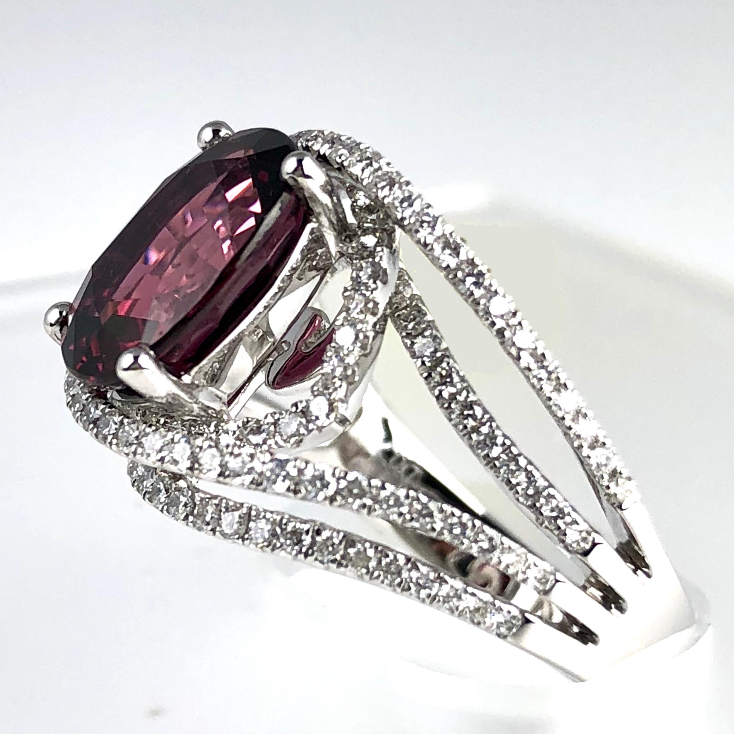 Diamant Town 4,14 Karat Ovalschliff Himbeerfarbener Granat Mode Ring (Zeitgenössisch) im Angebot