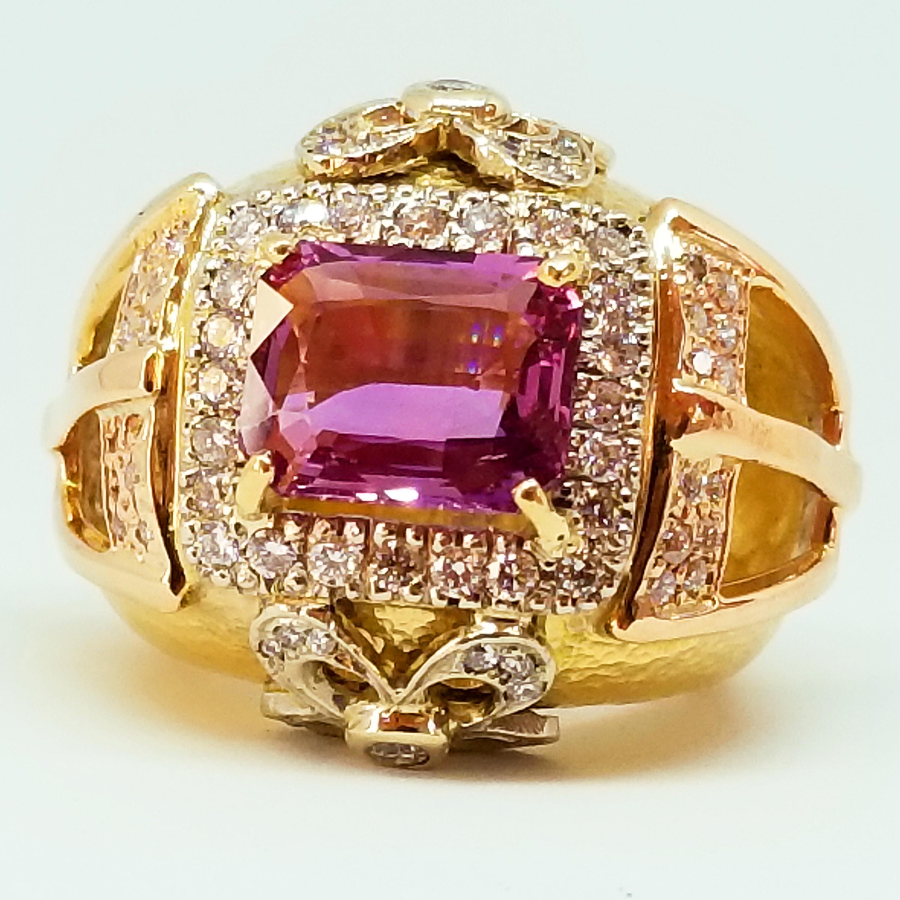 4.14 Carat Purple Pink Sapphire Diamond Large Dome Style Statement Ring 18 Karat For Sale 1