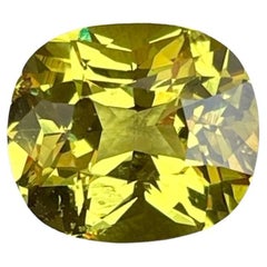 Pierre précieuse rare jaune grenat taille coussin de 4,14 carats du Mali