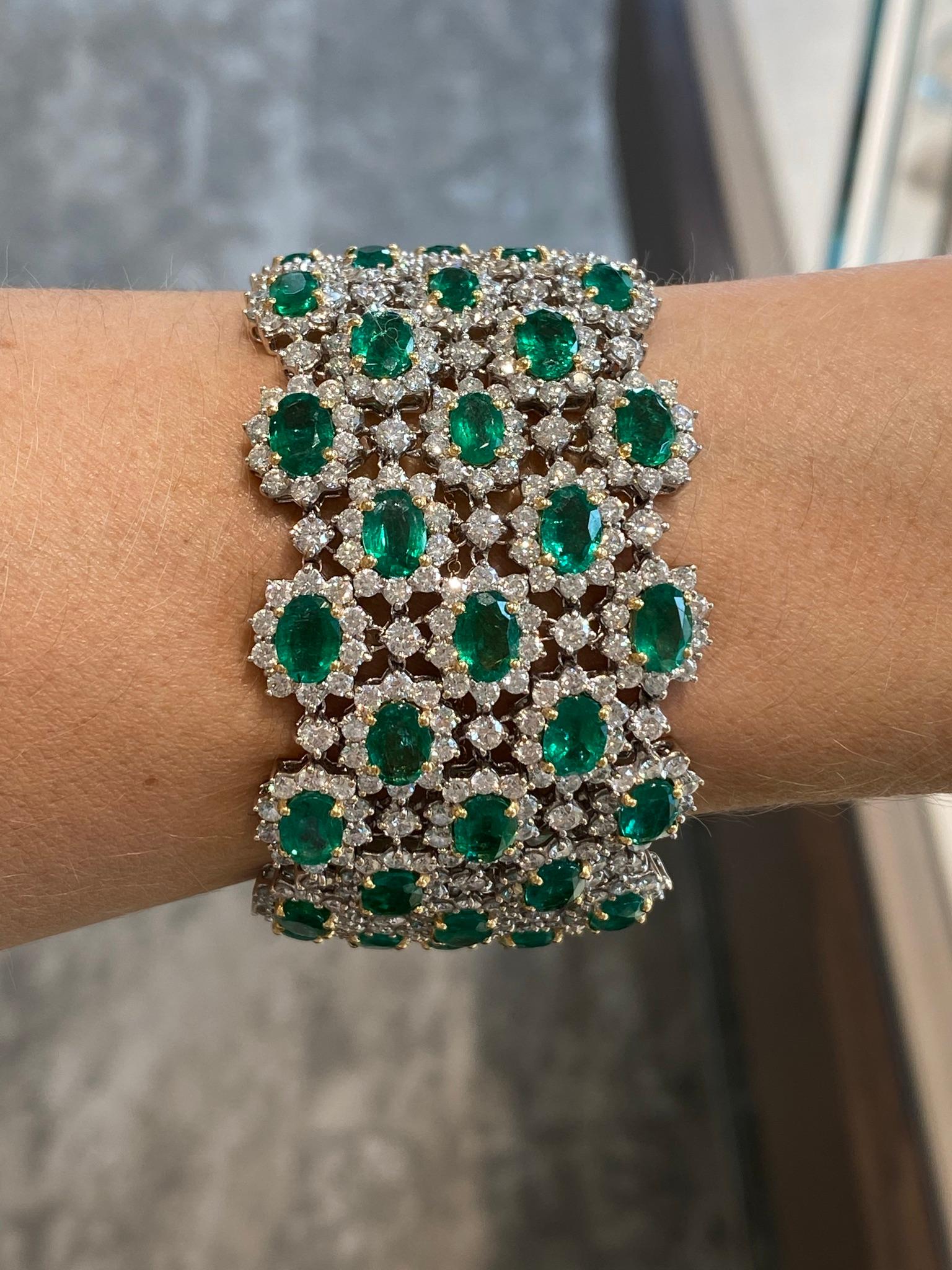 Contemporary 41.47 Carats Emerald and Diamond Bracelet in 18KT White Gold For Sale