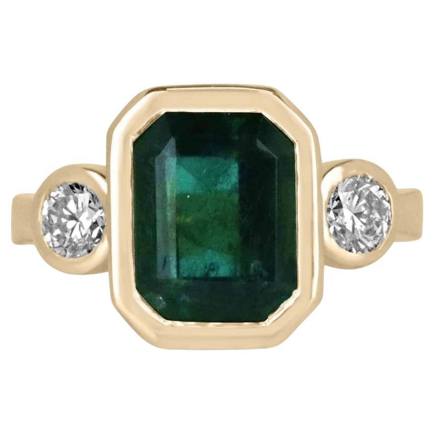 Bague à 3 pierres de 4,14 ctw 18 carats, vert alpin profond, émeraude taille émeraude et diamant rond en vente