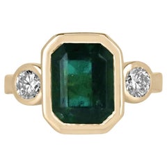 Bague à 3 pierres de 4,14 ctw 18 carats, vert alpin profond, émeraude taille émeraude et diamant rond
