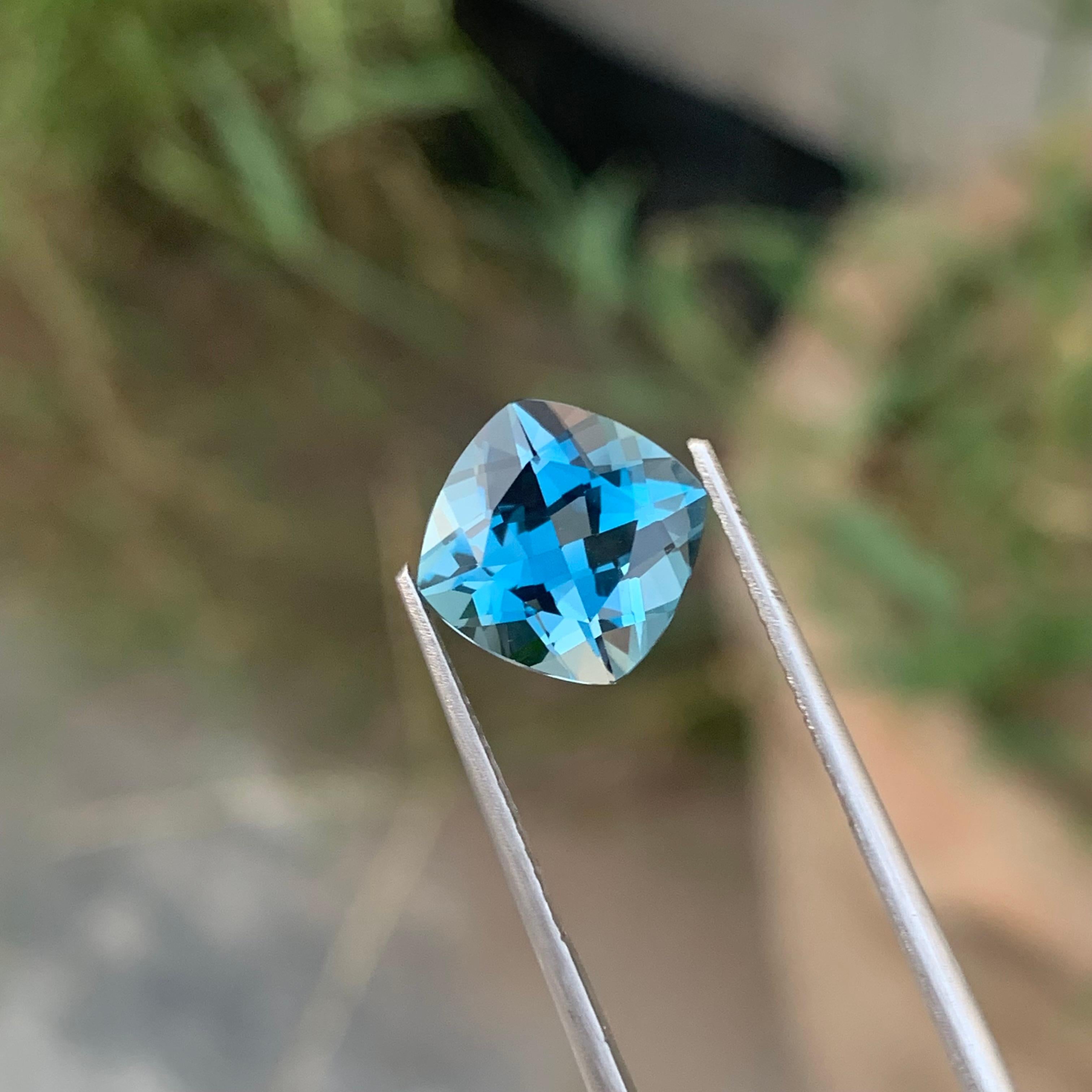 4,15 Karat Bezaubernder facettierter Londoner Blautopas in Quadratform Edelstein im Angebot 4