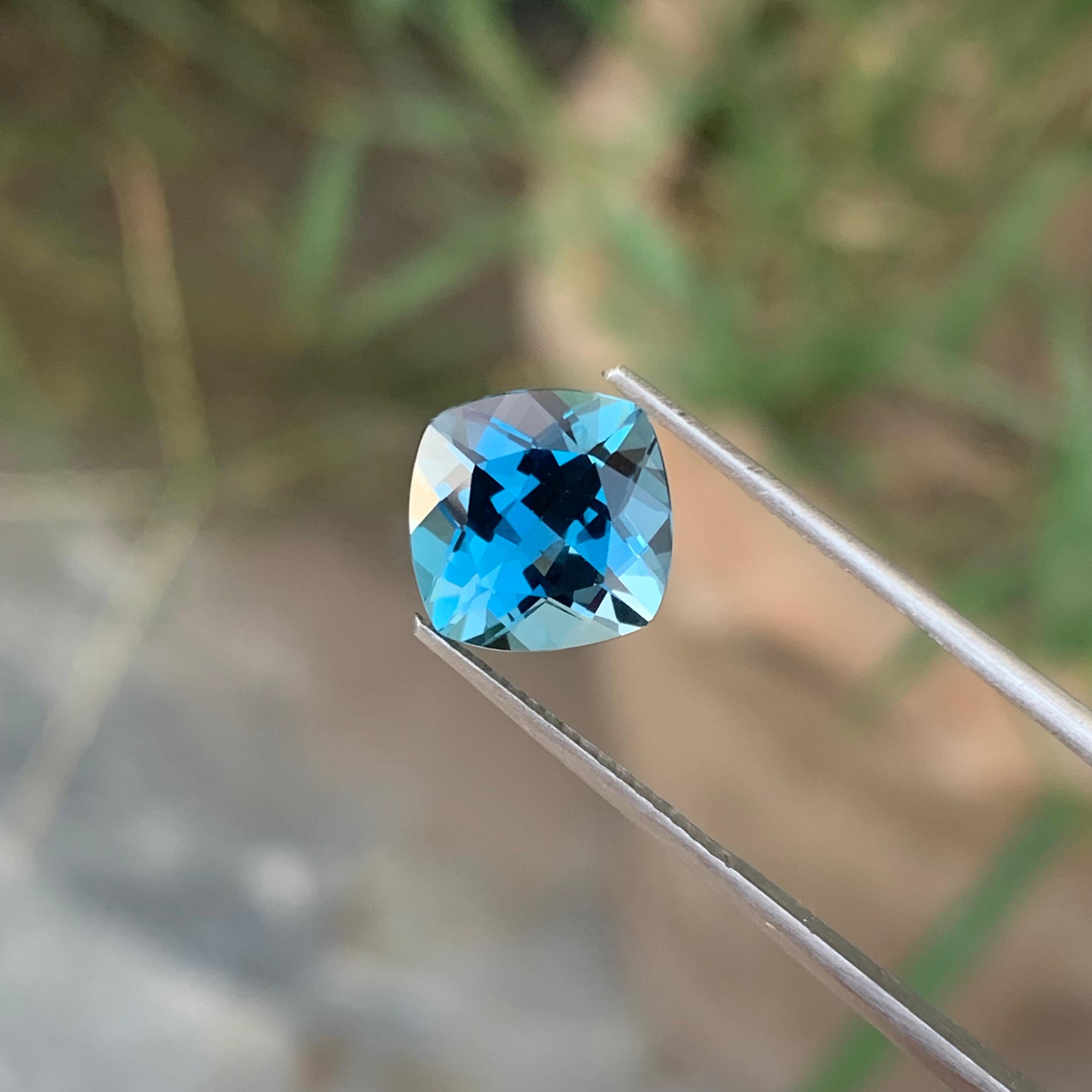 4,15 Karat Bezaubernder facettierter Londoner Blautopas in Quadratform Edelstein (Arts and Crafts) im Angebot