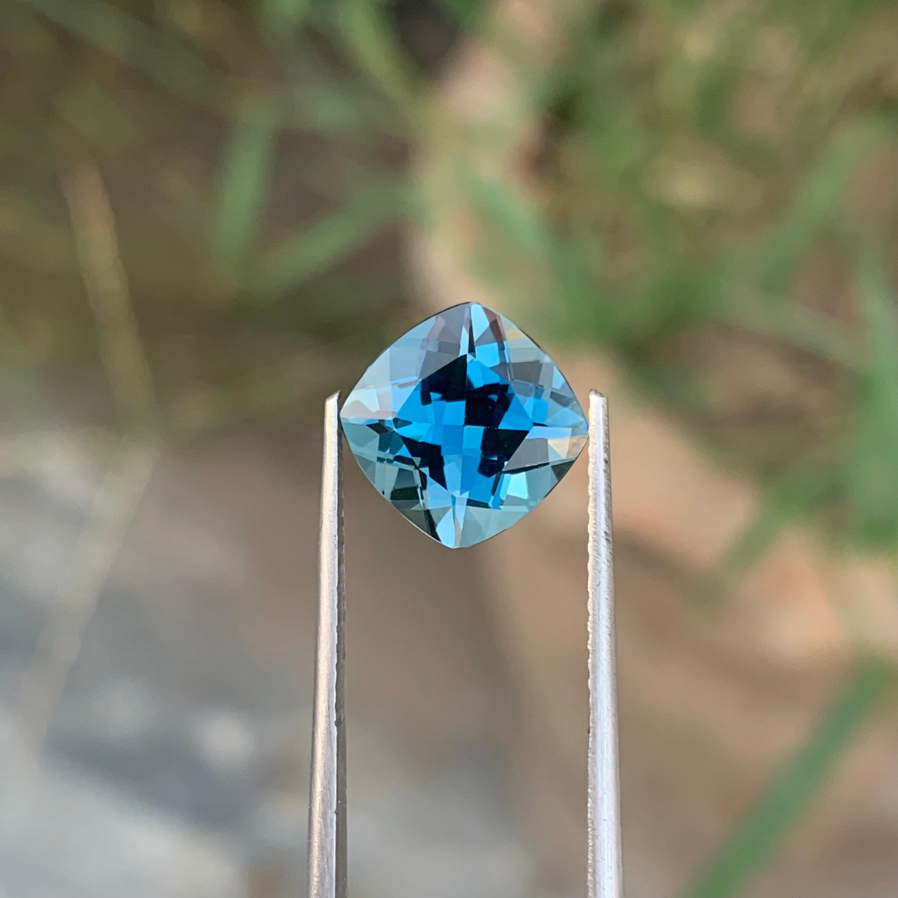 4,15 Karat Bezaubernder facettierter Londoner Blautopas in Quadratform Edelstein (Carréeschliff) im Angebot