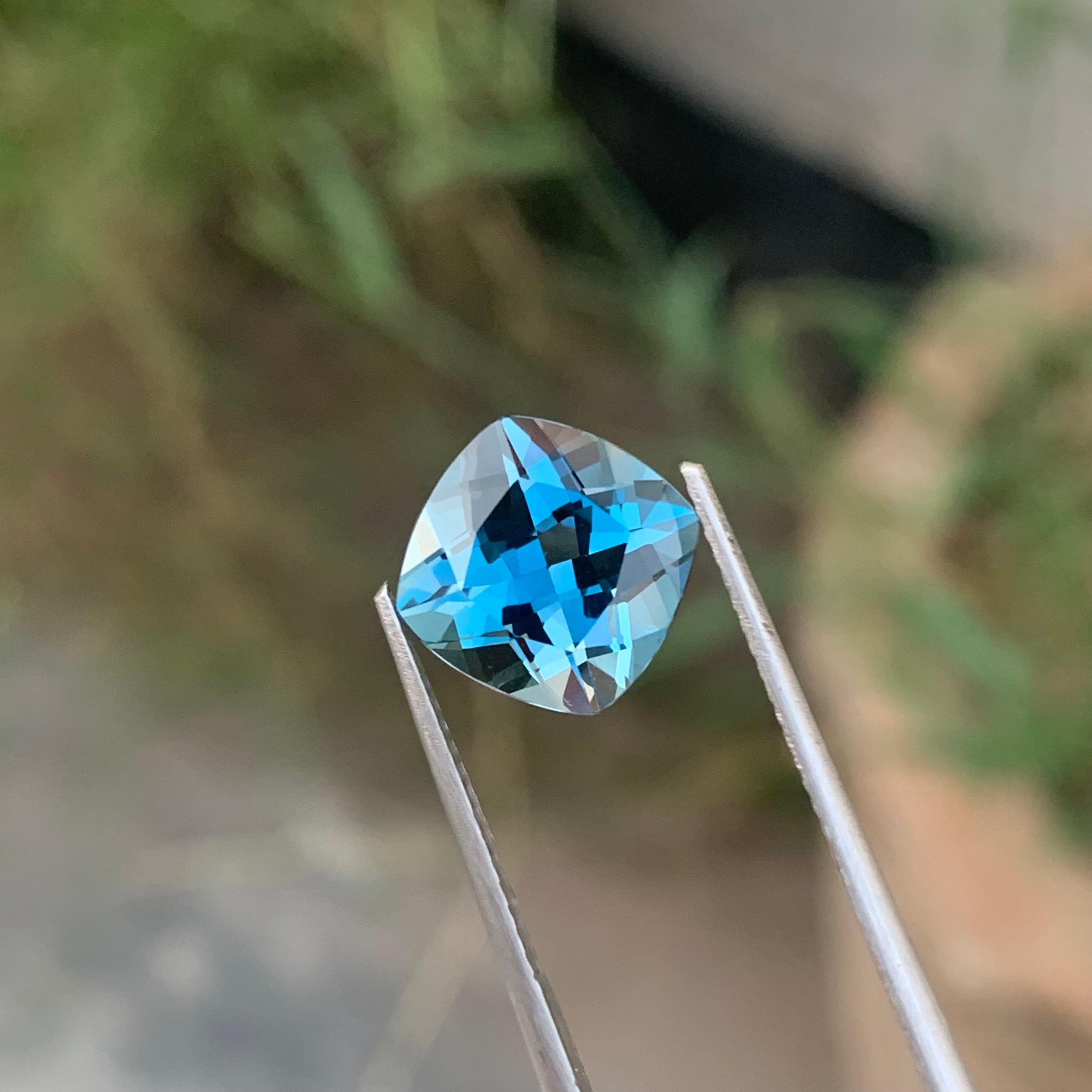 4,15 Karat Bezaubernder facettierter Londoner Blautopas in Quadratform Edelstein im Angebot 1