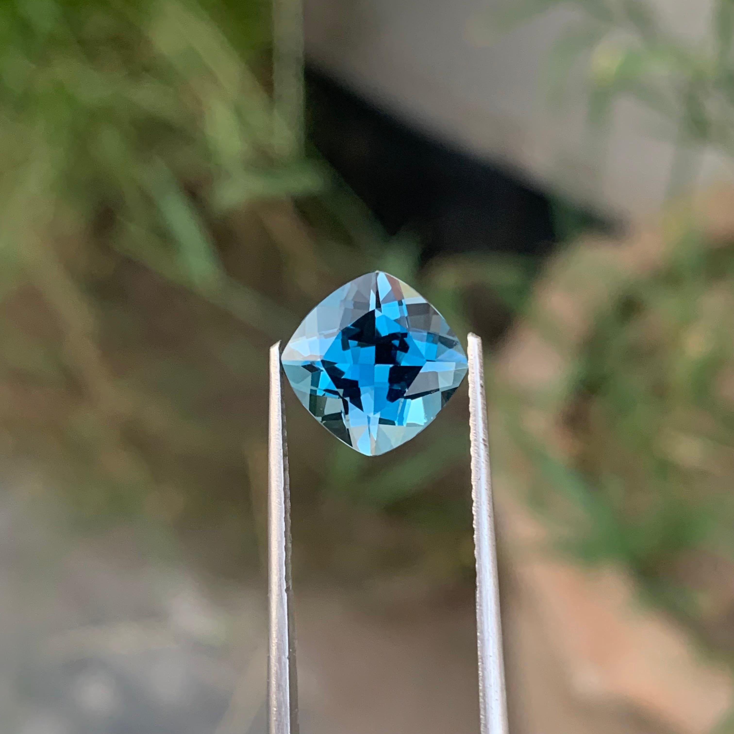 4,15 Karat Bezaubernder facettierter Londoner Blautopas in Quadratform Edelstein im Angebot 2