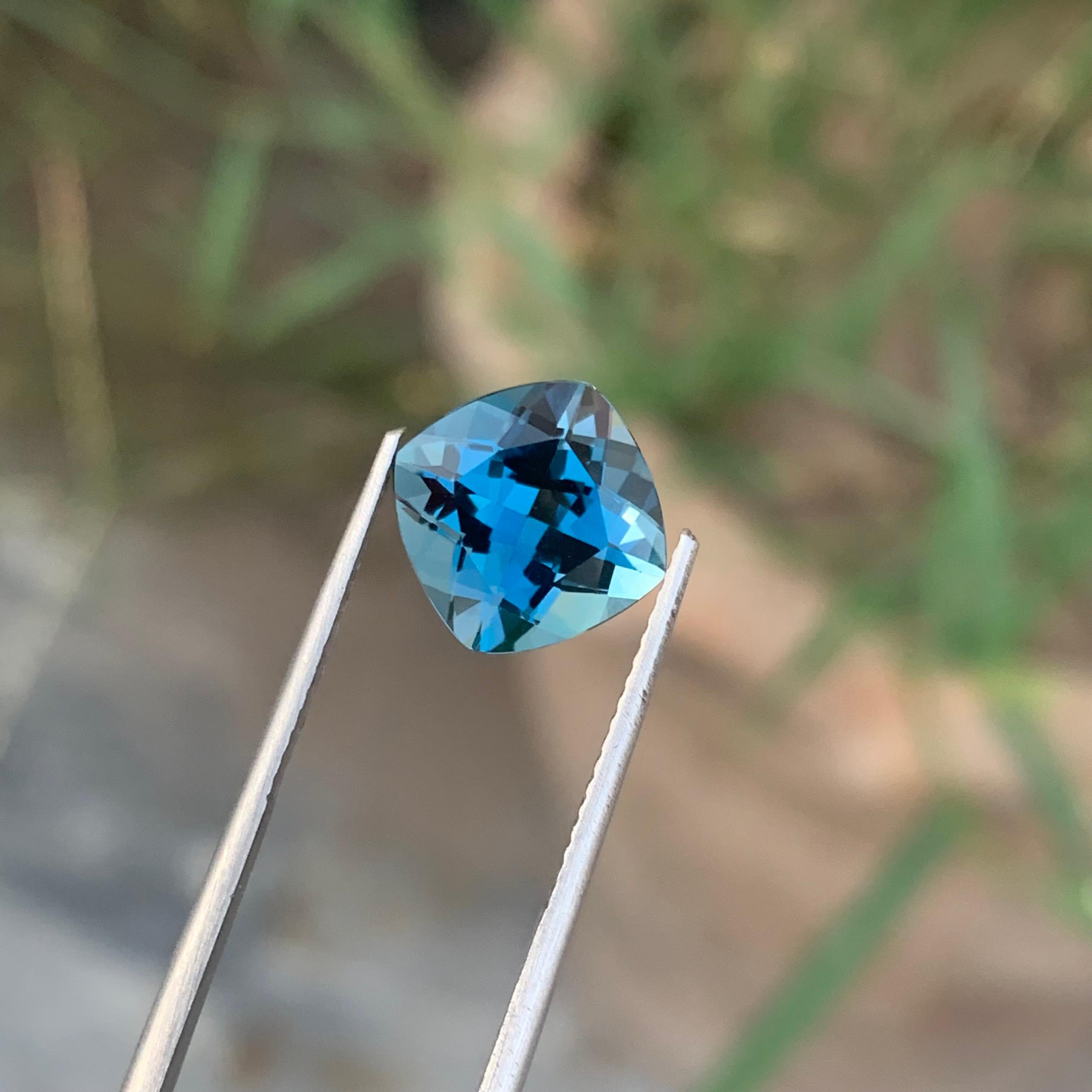4,15 Karat Bezaubernder facettierter Londoner Blautopas in Quadratform Edelstein im Angebot 3