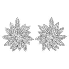 Boucles d'oreilles fleur en or blanc 18 carats avec diamants taille baguette et ronde de 4,15 carats 