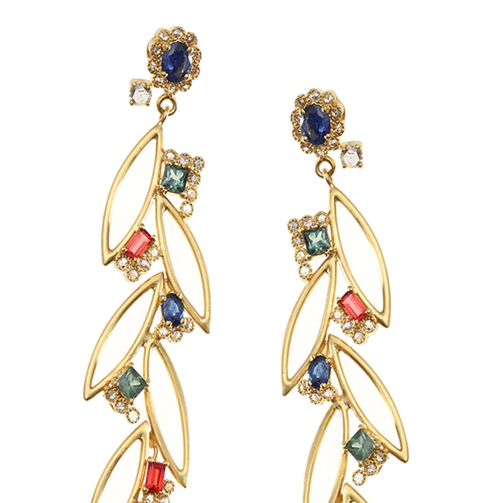 Multi-Color Stones Dangle Earrings in 20 Karat Gelbgold mit 4,15 Karat Farbstein und 1,06 Karat Diamanten. Diese Ohrringe sind aus unserer Affinity-Kollektion, die Harmonie und Einheit durch unsere gemeinsame Sprache der Kunst symbolisiert.