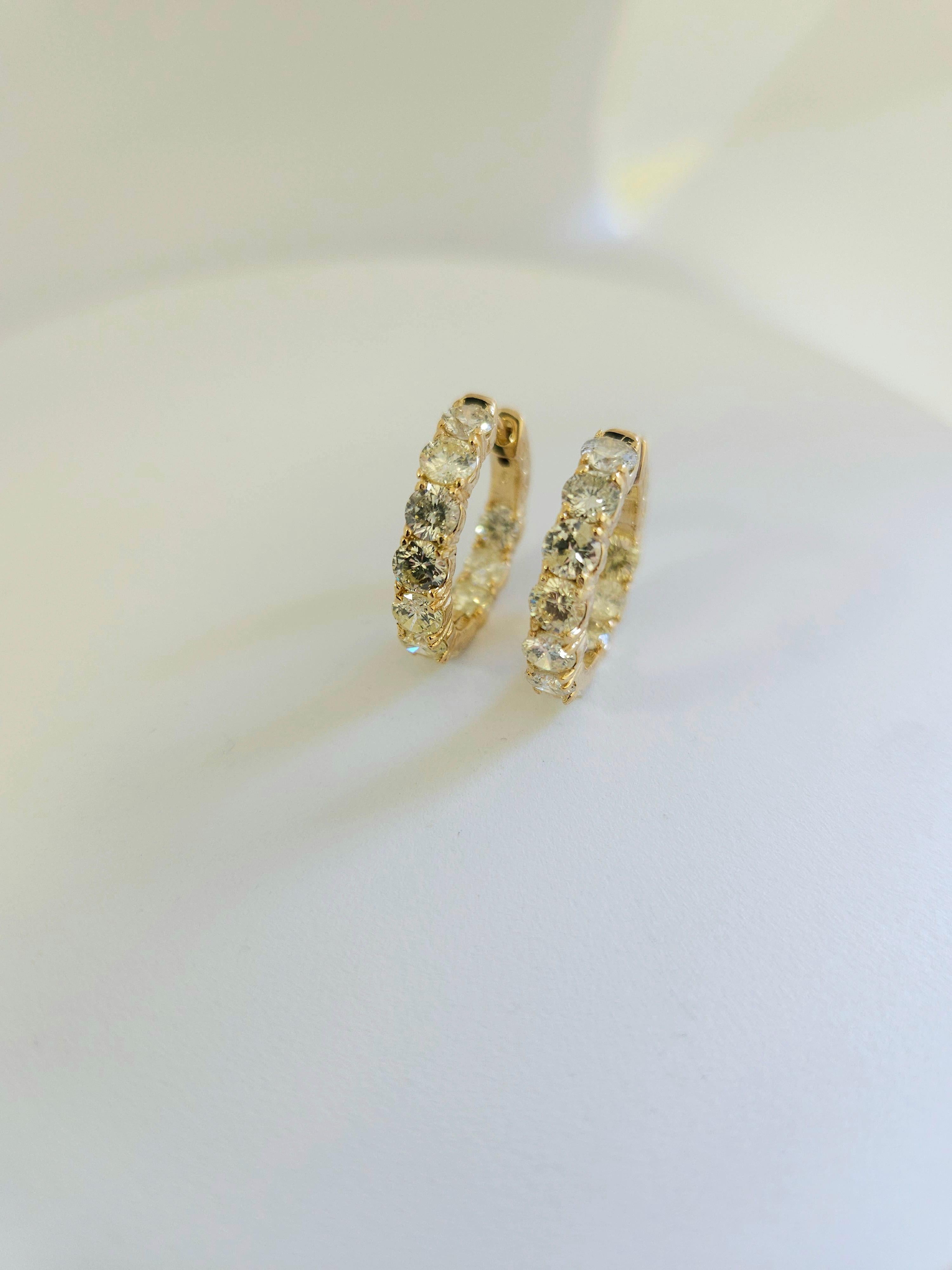 Wunderschönes Paar diamantener Huggie-Reifen-Ohrringe aus 14k Gelbgold. 
Wird mit einem Druckknopfverschluss gesichert und getragen. Eleganz für jeden Augenblick. Stil von innen nach außen
Durchschnittliche Farbe I, Reinheit SI,I 
Misst 0,75 Zoll