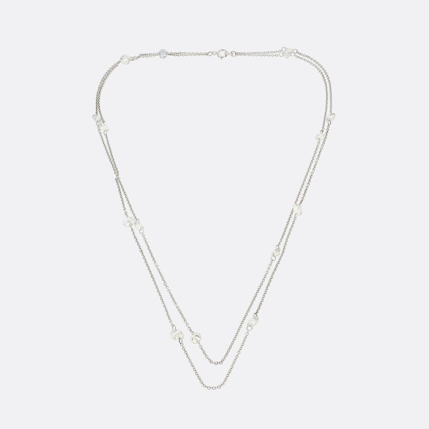 Aquí tenemos un elegante collar de 