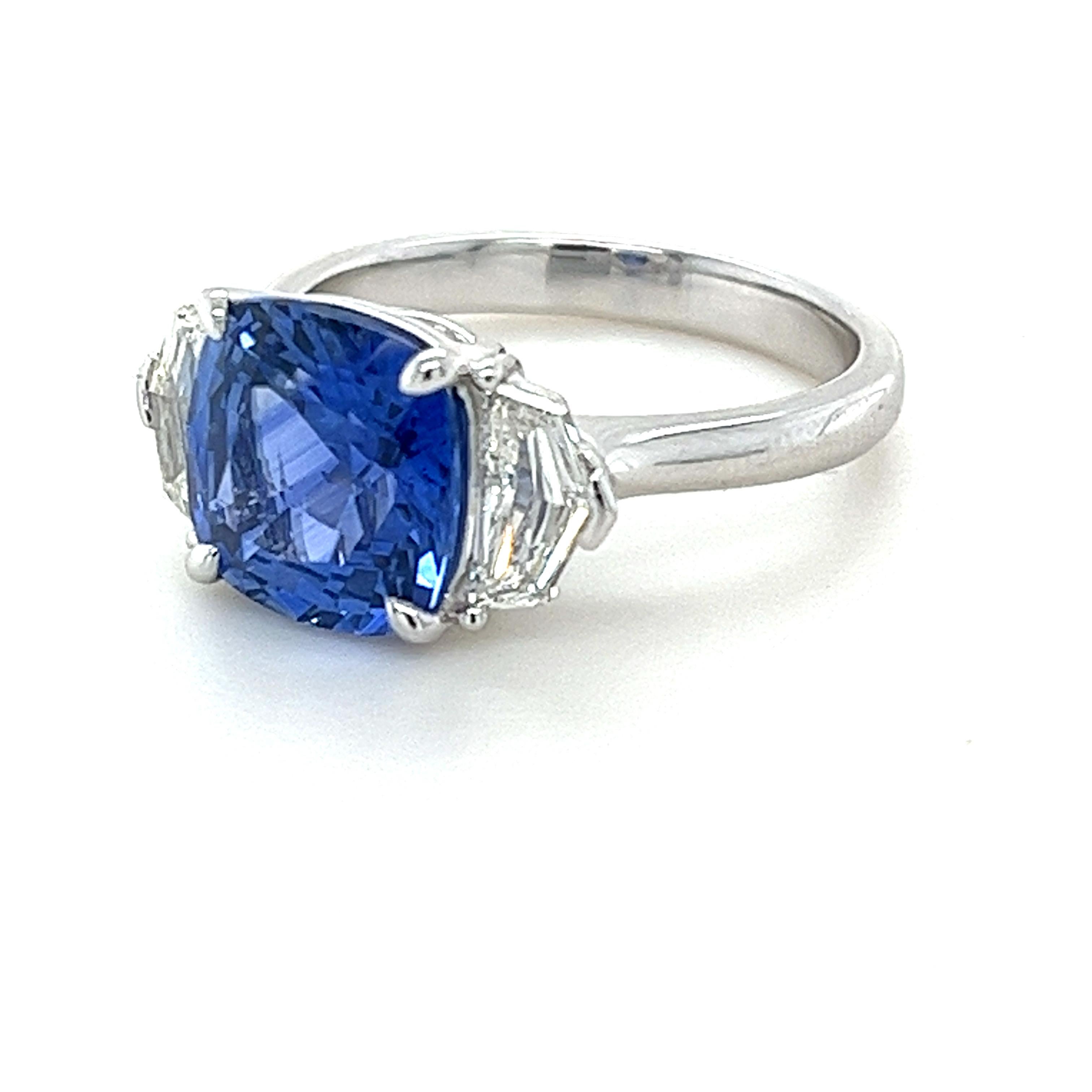 Zaffiro di Ceylon taglio cuscino certificato GIA del peso di 4.15 carati
Misura (9,40x9,04x5,48) mm
Due pezzi di diamanti Cadillac del peso di 0,68 carati
I diamanti sono classificati GH-VS
Anello in platino
6.91 grammi