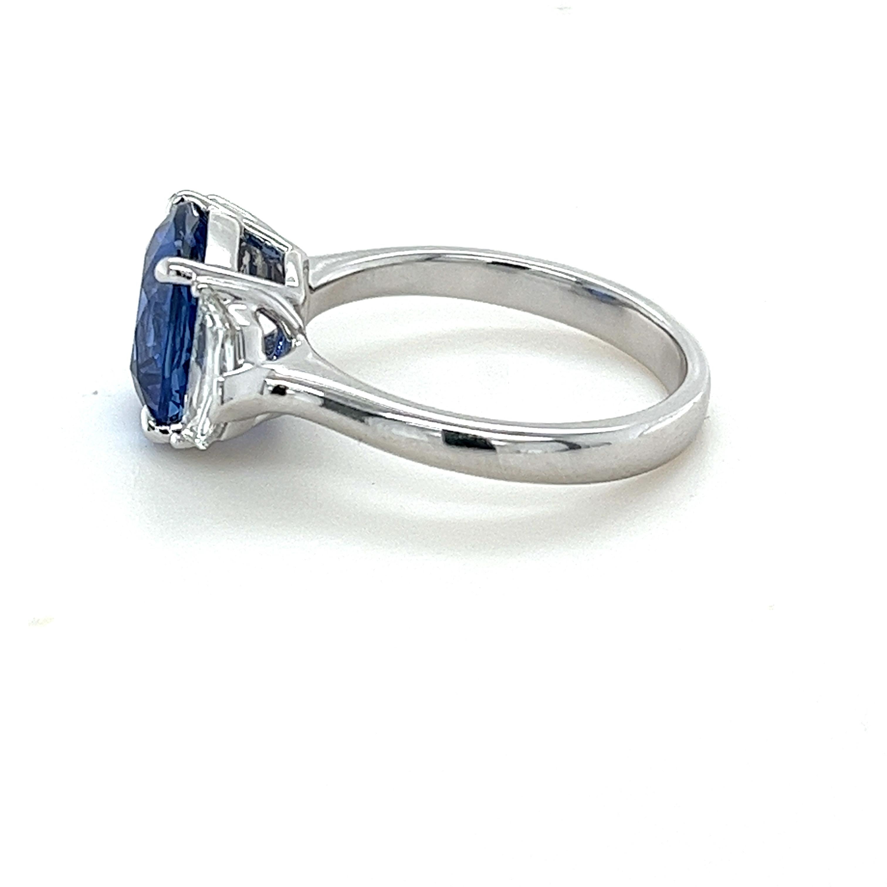 Moderno Anello a tre pietre con zaffiro di Ceylon e diamanti da 4,15 carati certificato GIA in platino in vendita