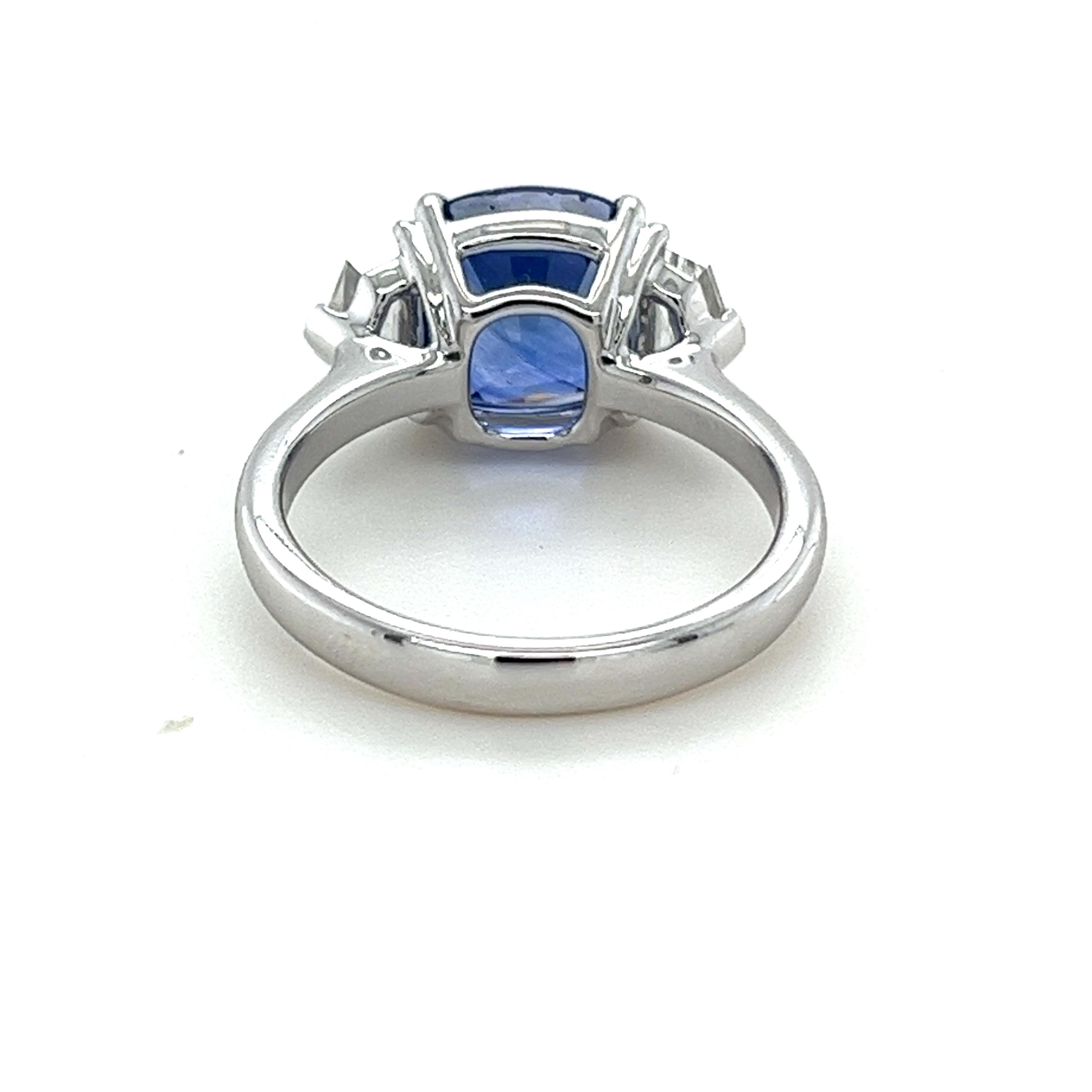 Taglio cuscino Anello a tre pietre con zaffiro di Ceylon e diamanti da 4,15 carati certificato GIA in platino in vendita