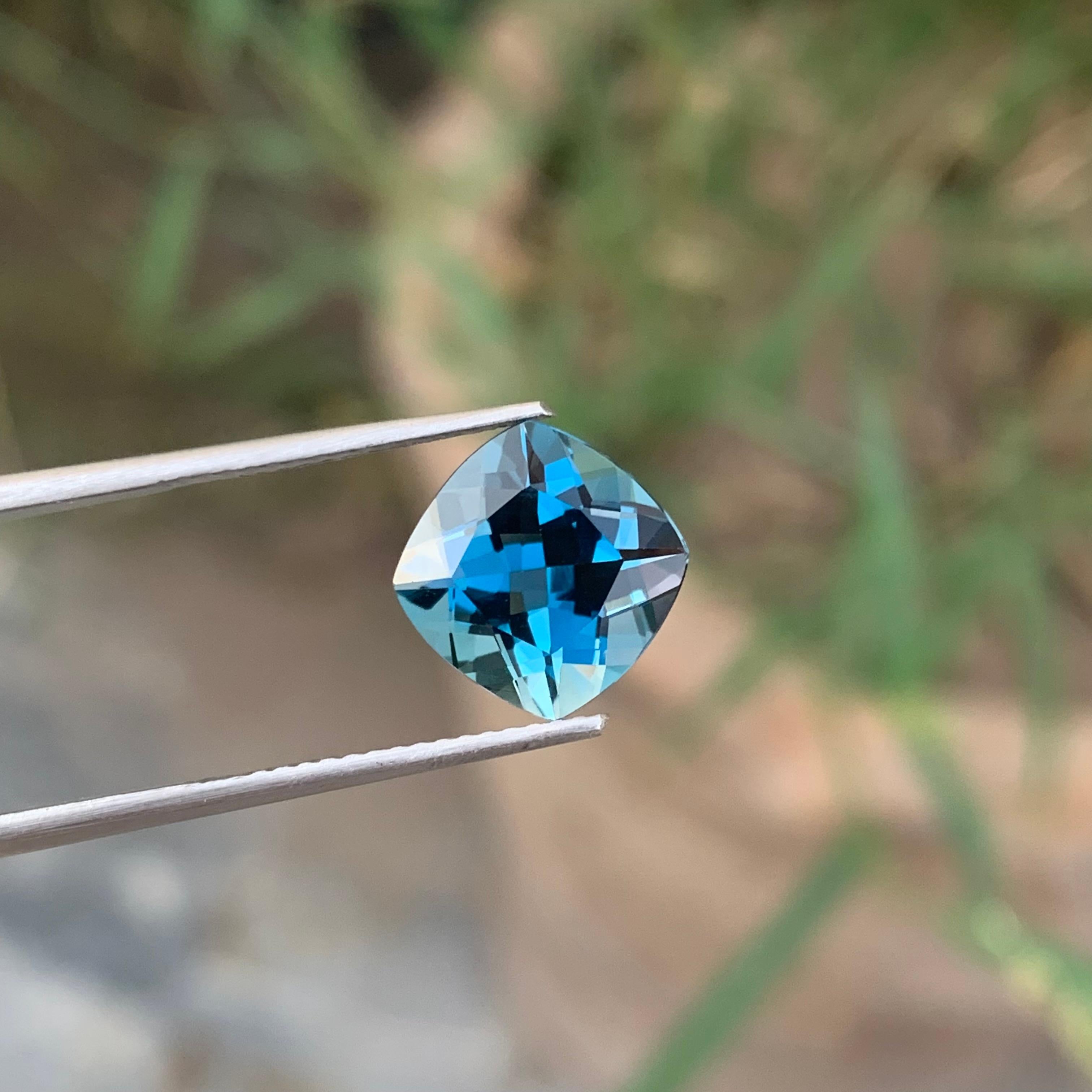 4.15 Carat Glamorous Loose London Blue Topaz Perfect Square Shape Gem  In New Condition For Sale In Peshawar, PK