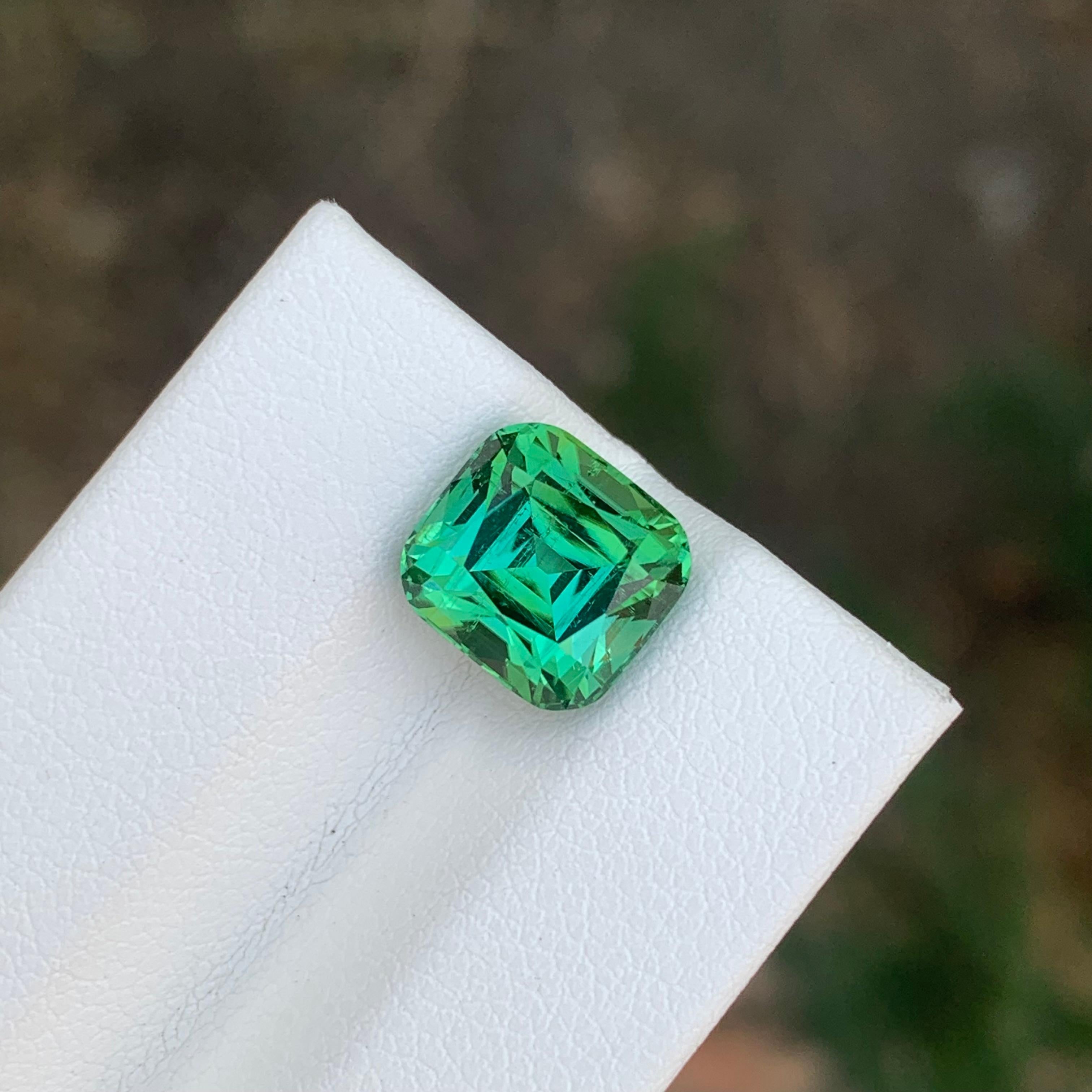 Arts and Crafts 4.15 Carat Natural Loose Green Tourmaline Cushion Shape Gemstone (Tourmaline verte en forme de coussin) en vente