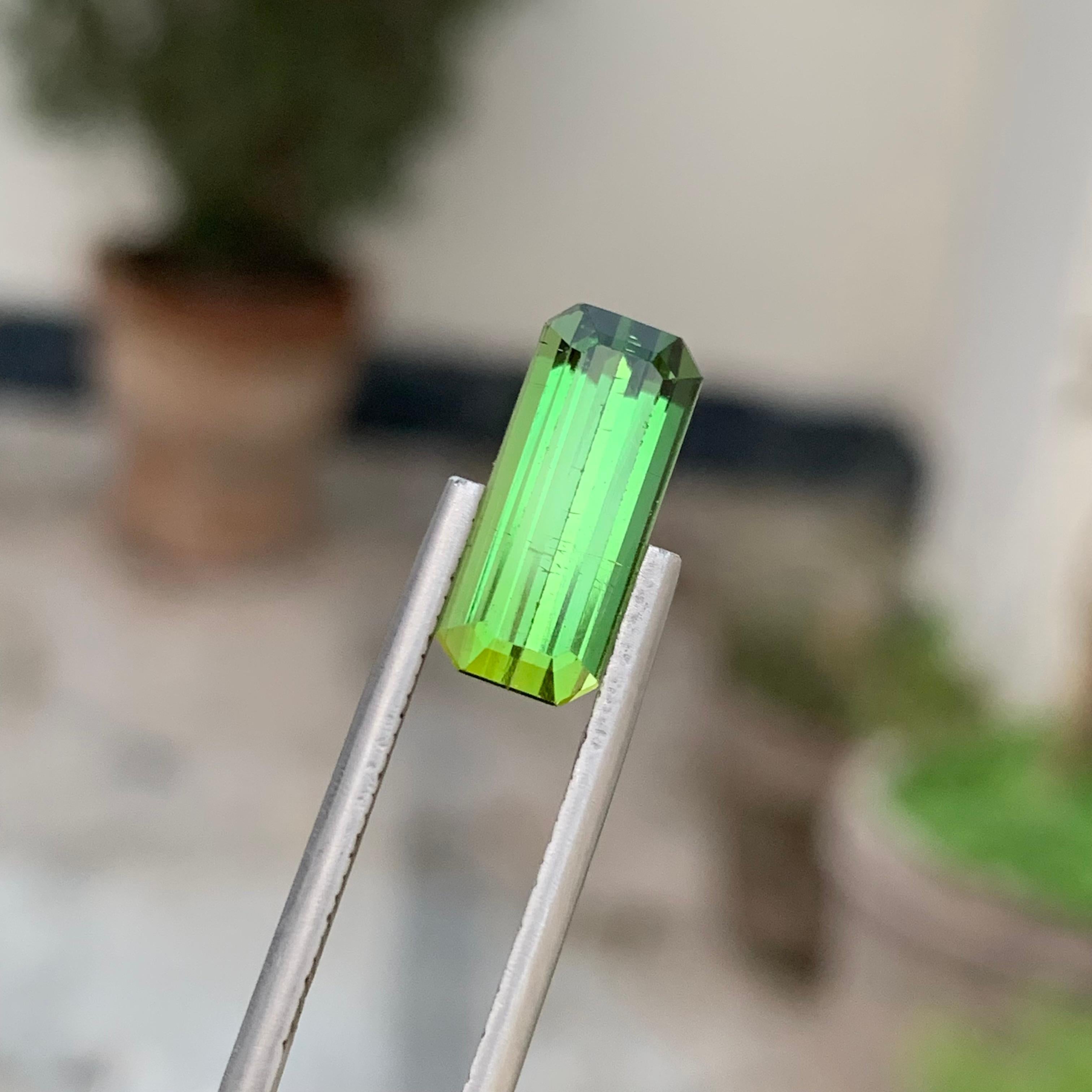 4.15 Carat Natural Loose Green Tourmaline Long Emerald Shape Gem For Necklace  In New Condition For Sale In Peshawar, PK