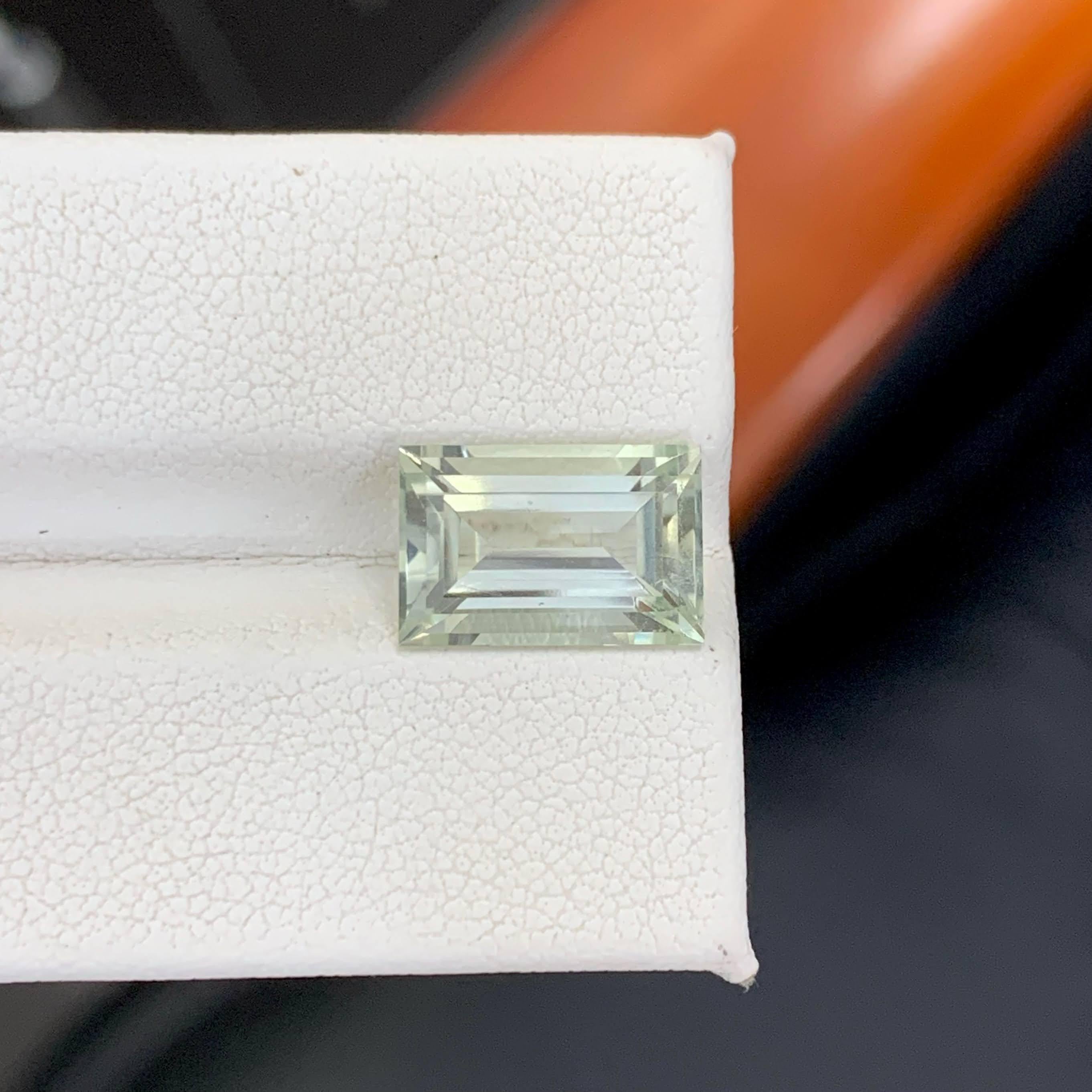 Gewicht 4,15 Karat 
Abmessungen 12.2x8.1x5.8mm
Behandlung Keine 
Herkunft Afrika
Klarheit VVS 
Form geschnittenes Baguette 




Dieser raffinierte grünliche Amethyst mit 4,15 Karat besitzt einen einzigartigen, sanften Grünton und eine