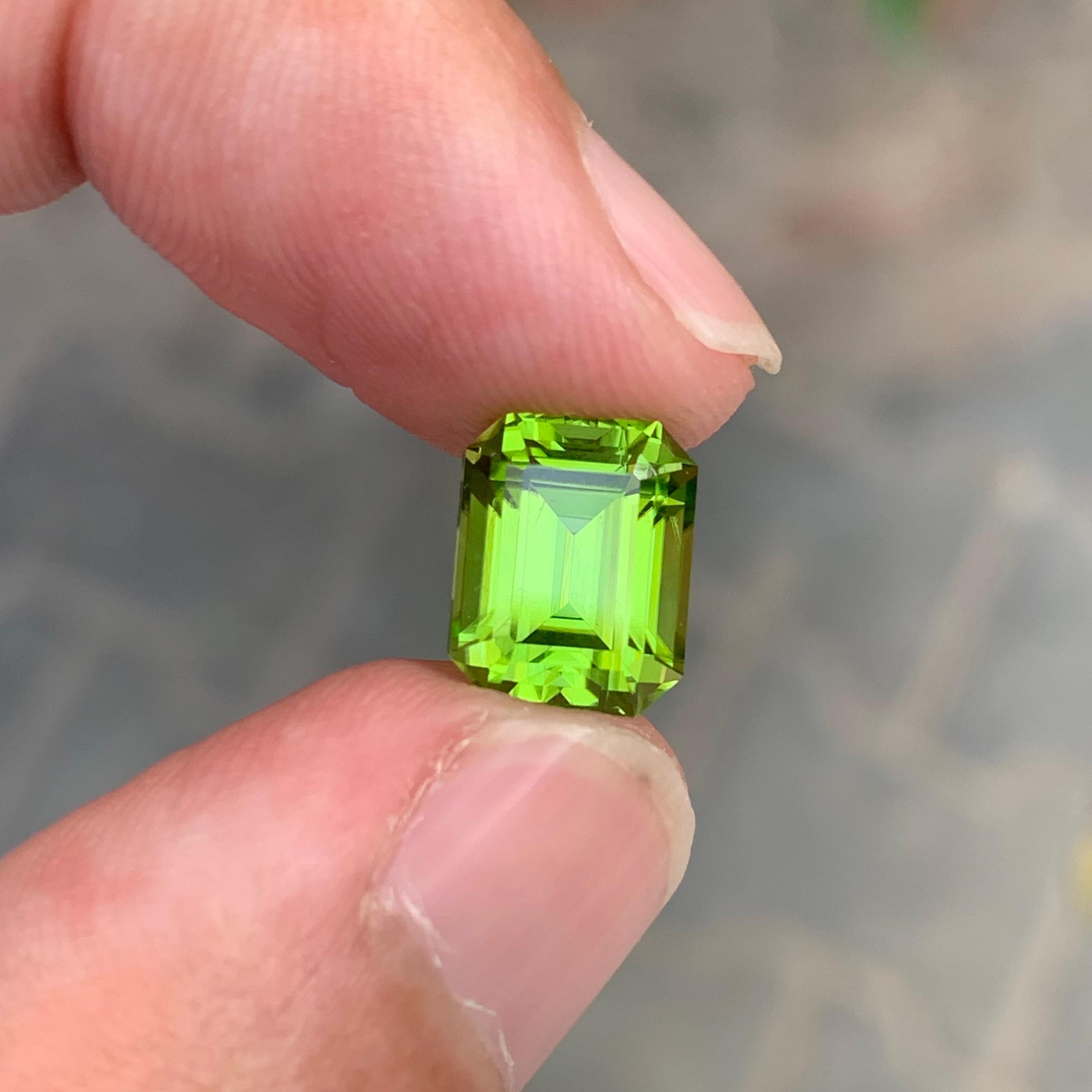 4.15 carati di peridoto naturale sfuso di forma smeraldina in vendita 6