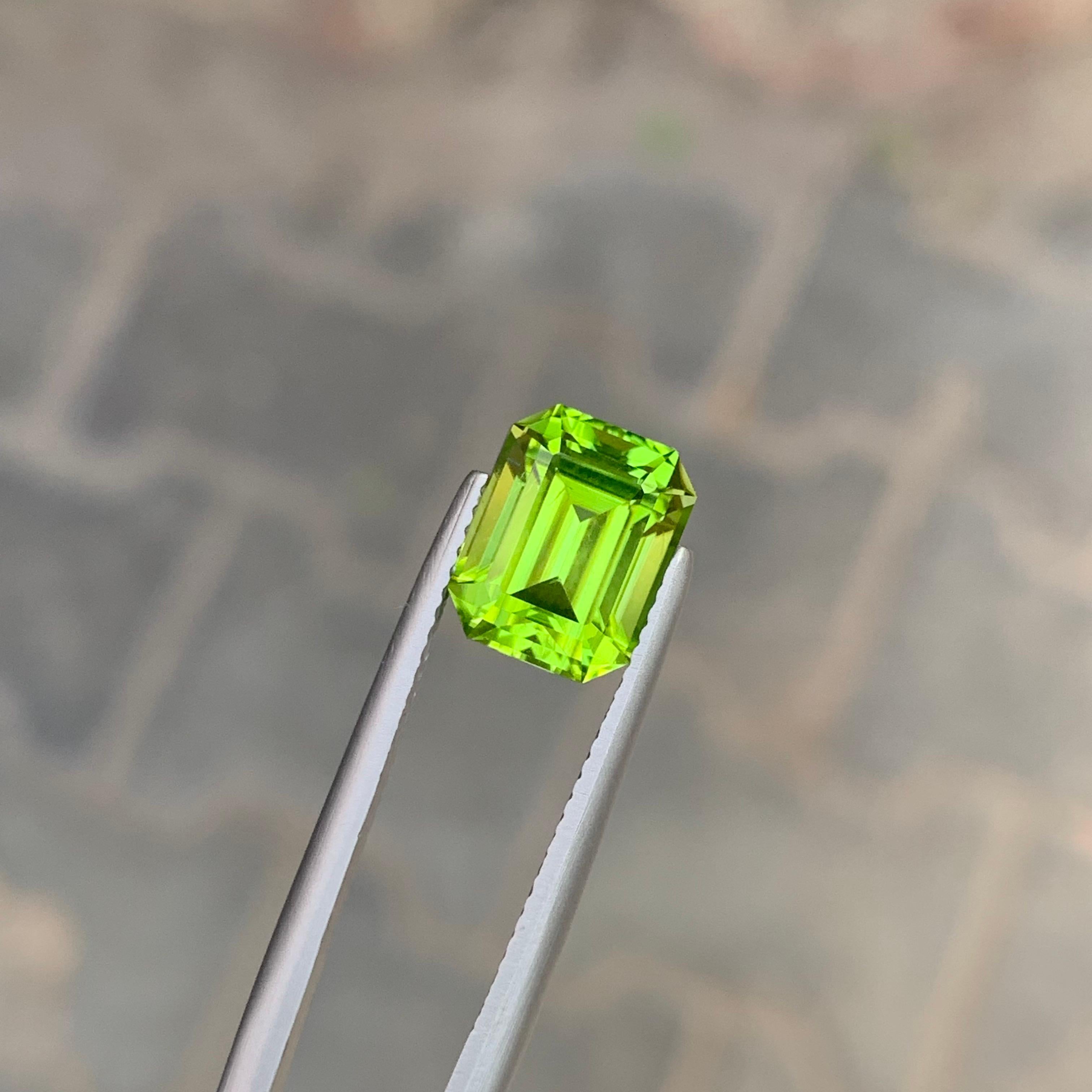 Arts and Crafts 4.15 carati di peridoto naturale sfuso di forma smeraldina in vendita