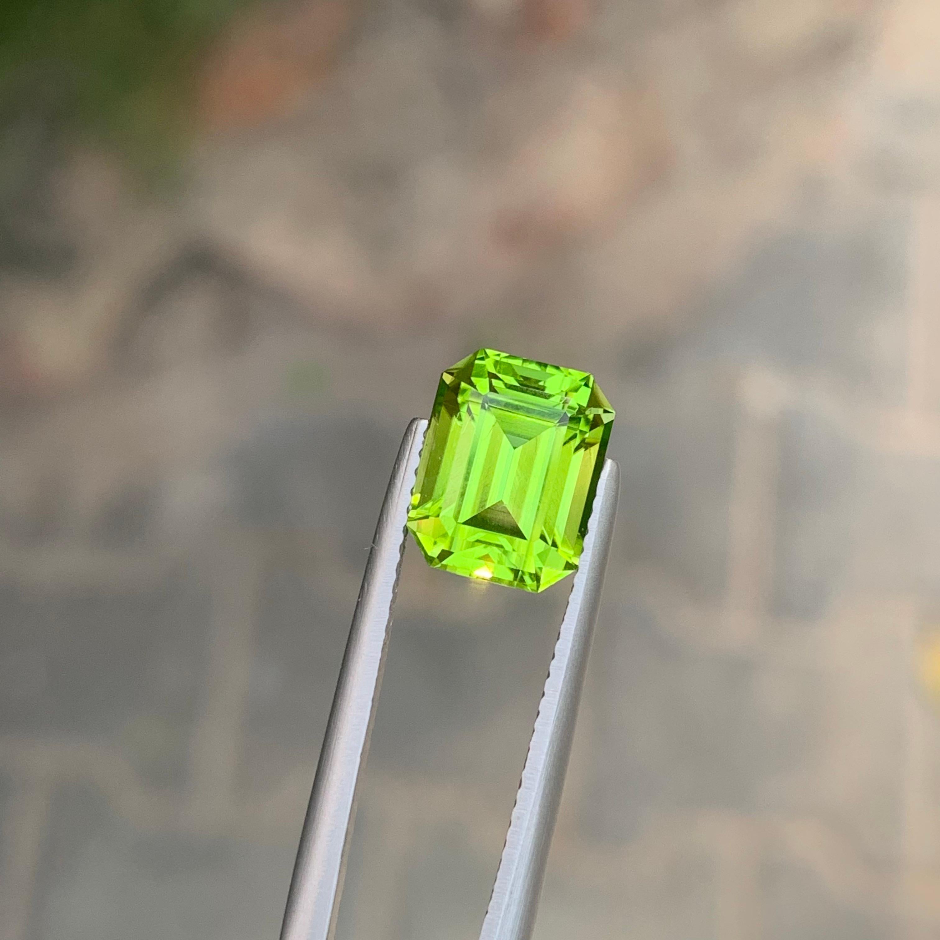 Taglio smeraldo 4.15 carati di peridoto naturale sfuso di forma smeraldina in vendita