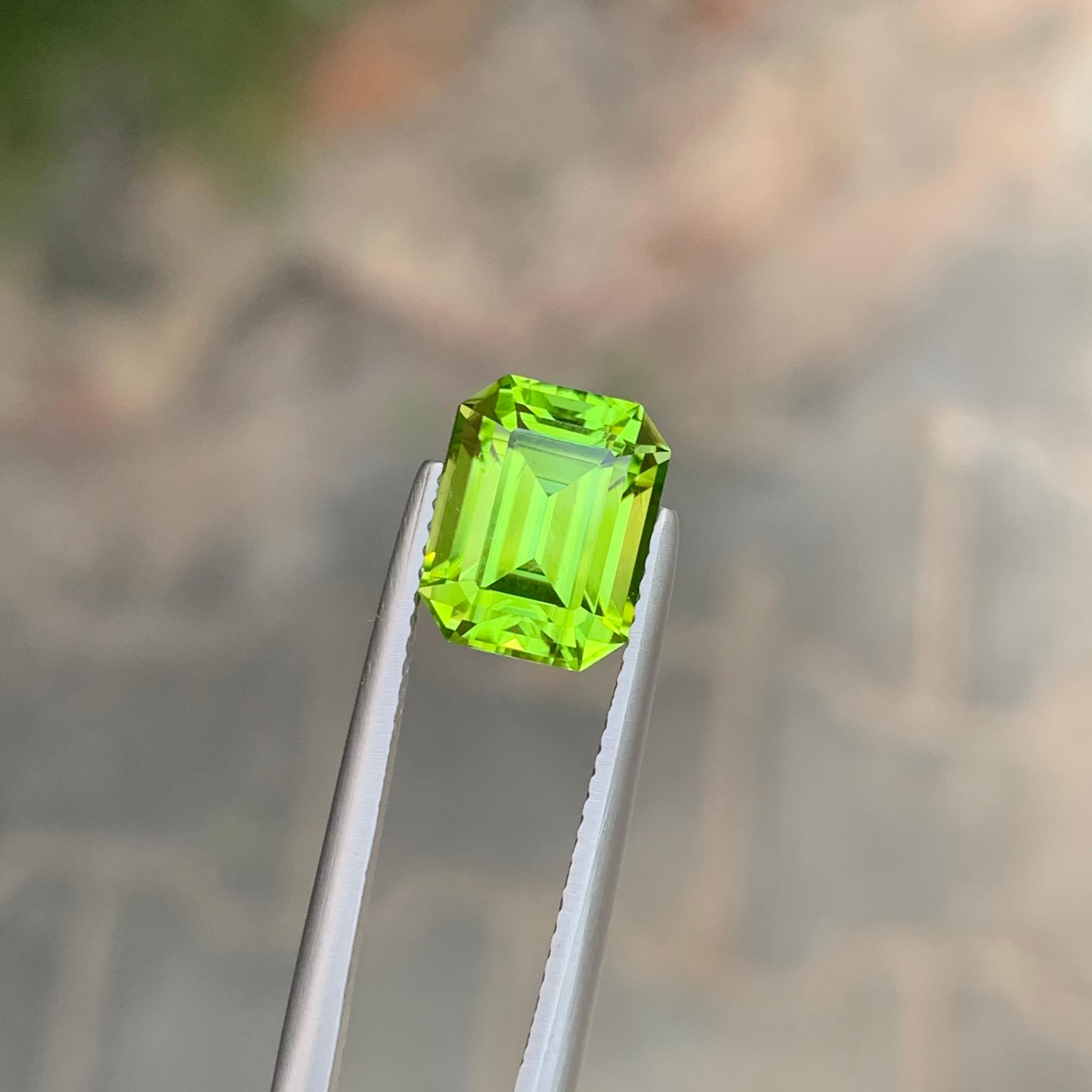 4.15 carati di peridoto naturale sfuso di forma smeraldina In condizioni Nuovo in vendita a Peshawar, PK