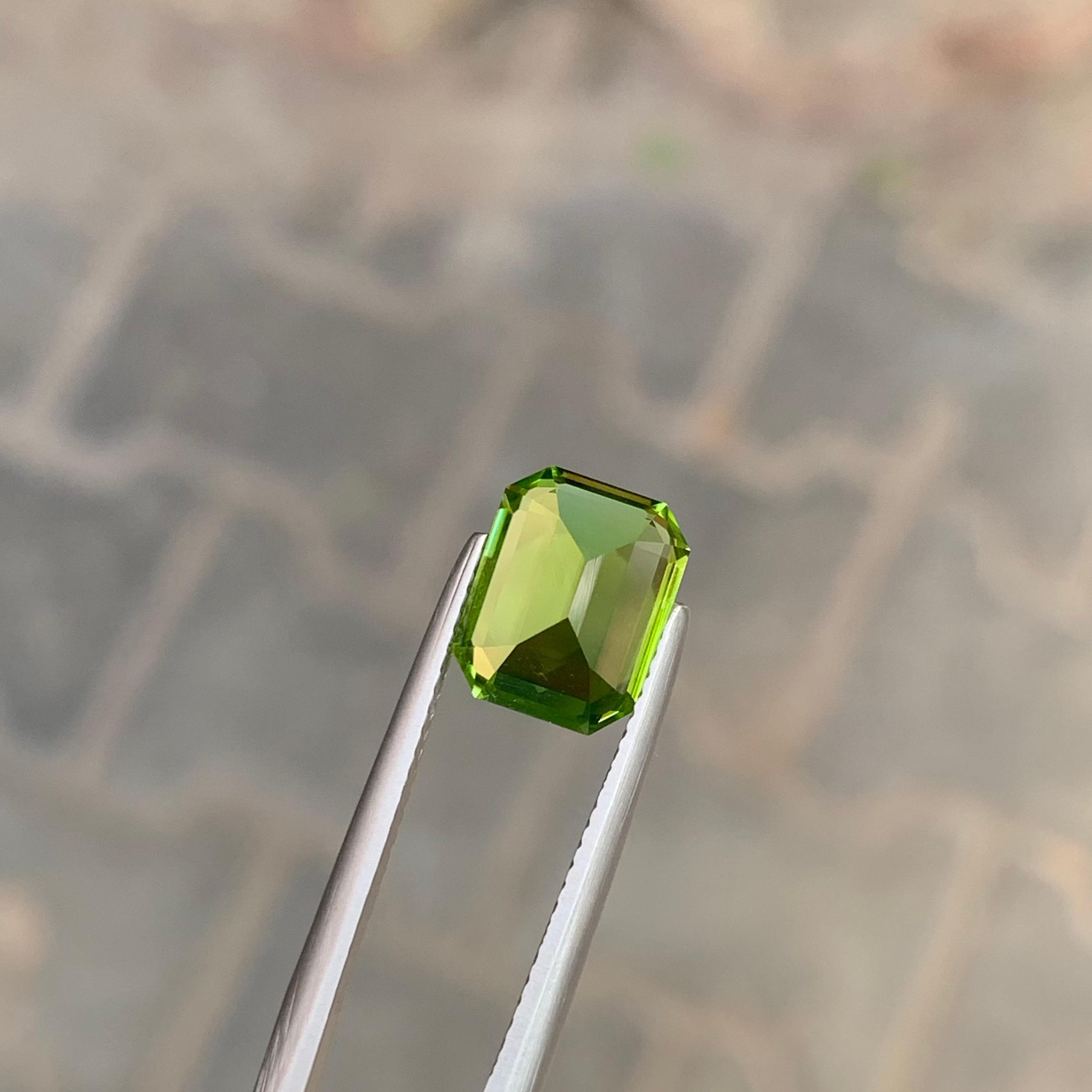 da uomo o donna 4.15 carati di peridoto naturale sfuso di forma smeraldina in vendita