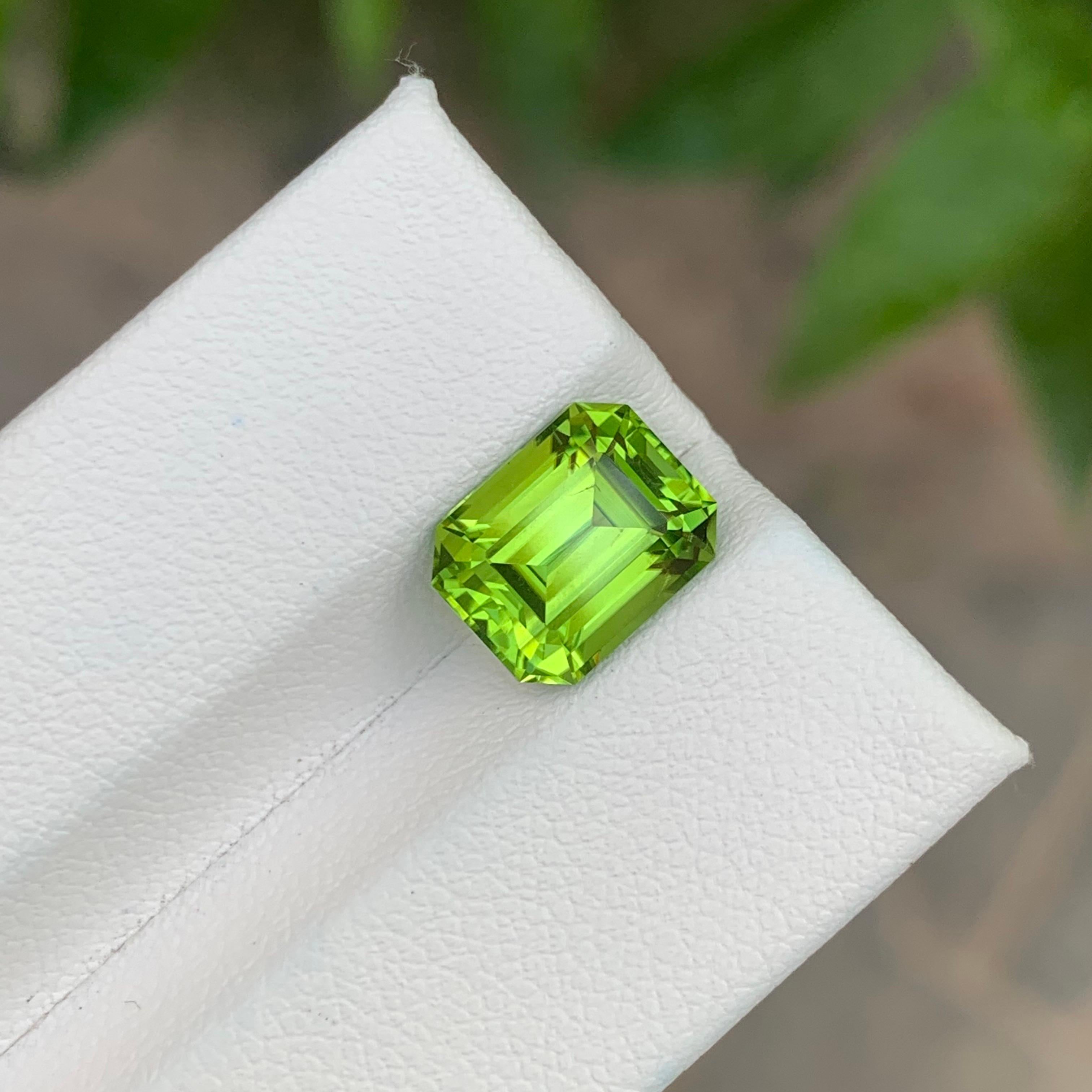4.15 carati di peridoto naturale sfuso di forma smeraldina in vendita 1