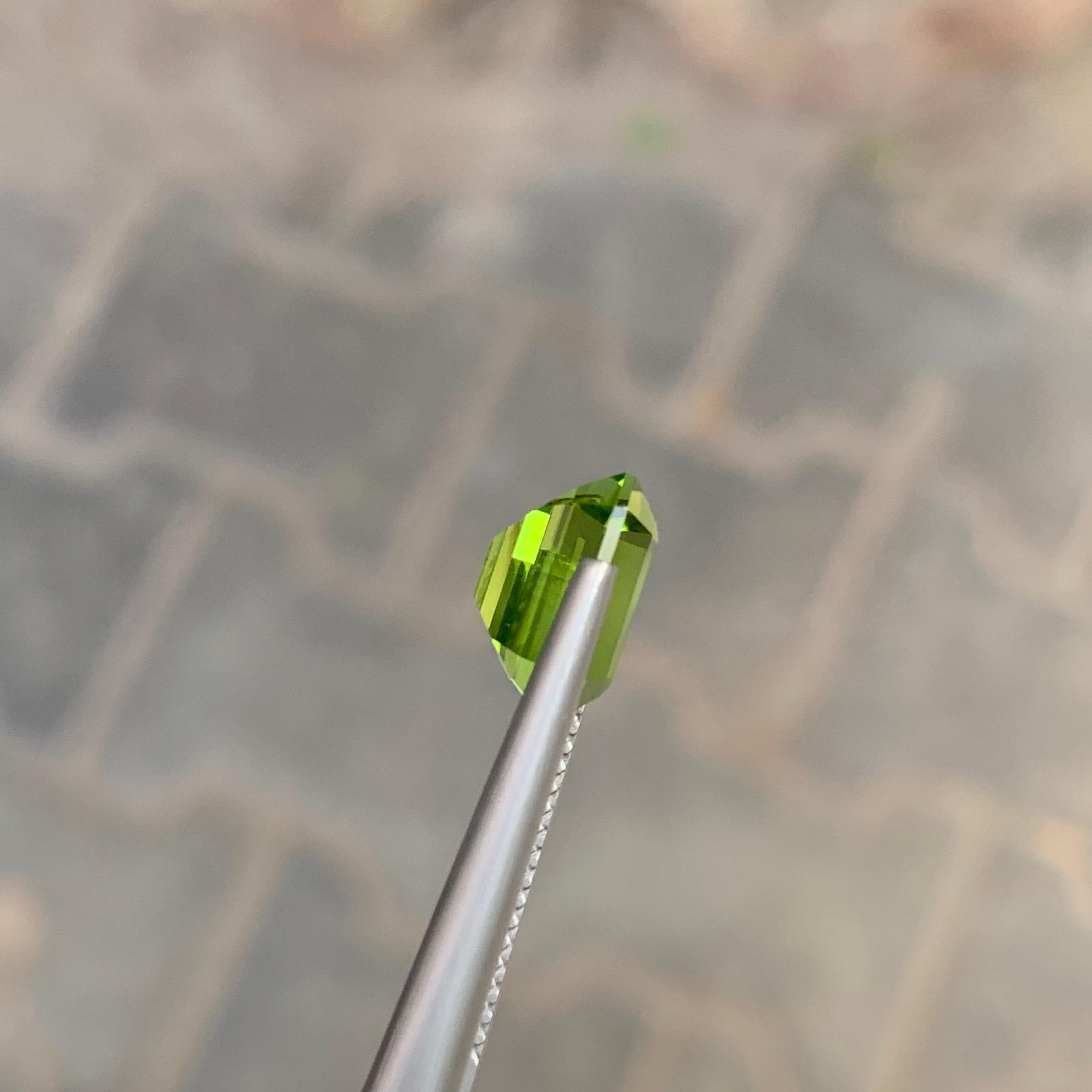 4.15 carati di peridoto naturale sfuso di forma smeraldina in vendita 2
