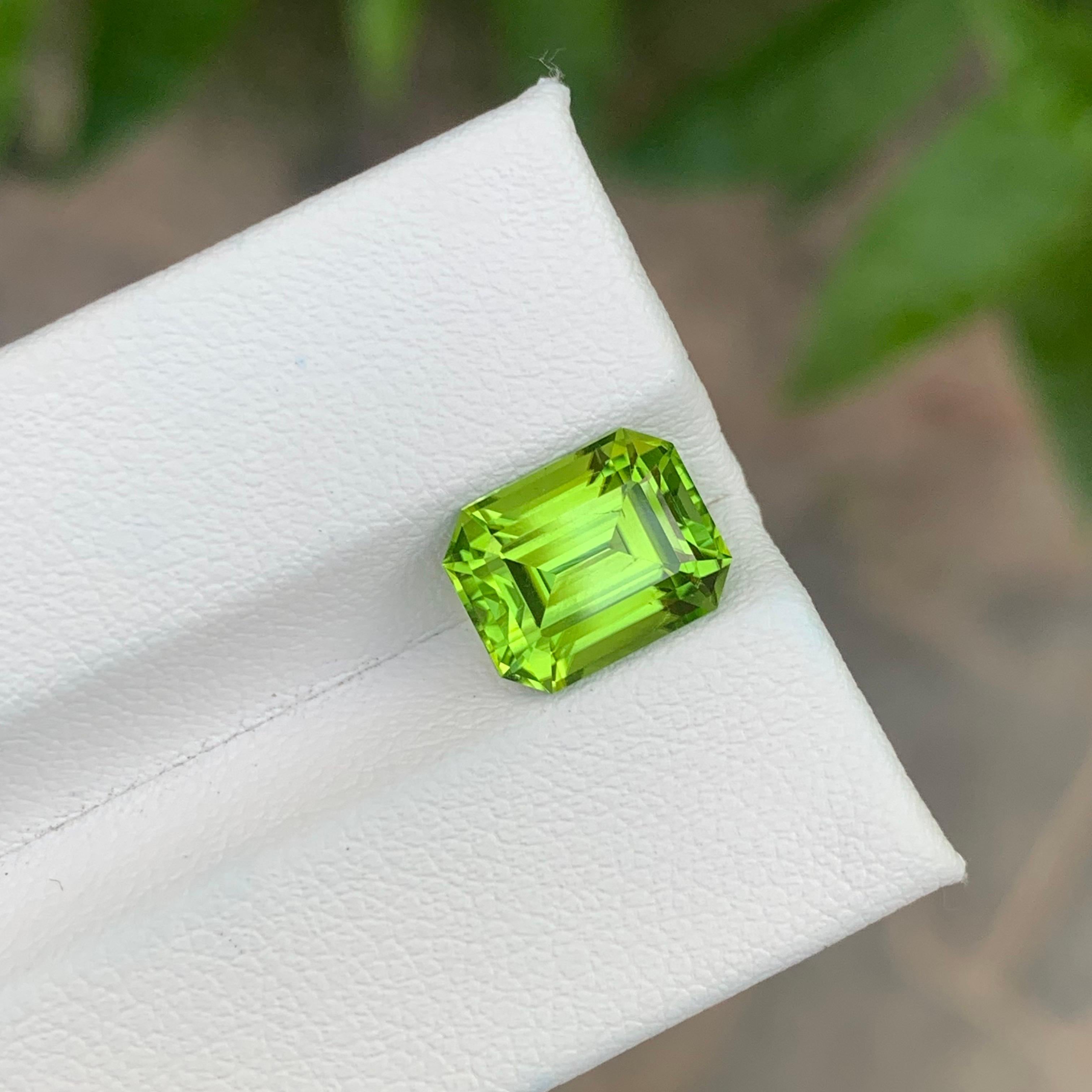 4.15 carati di peridoto naturale sfuso di forma smeraldina in vendita 3