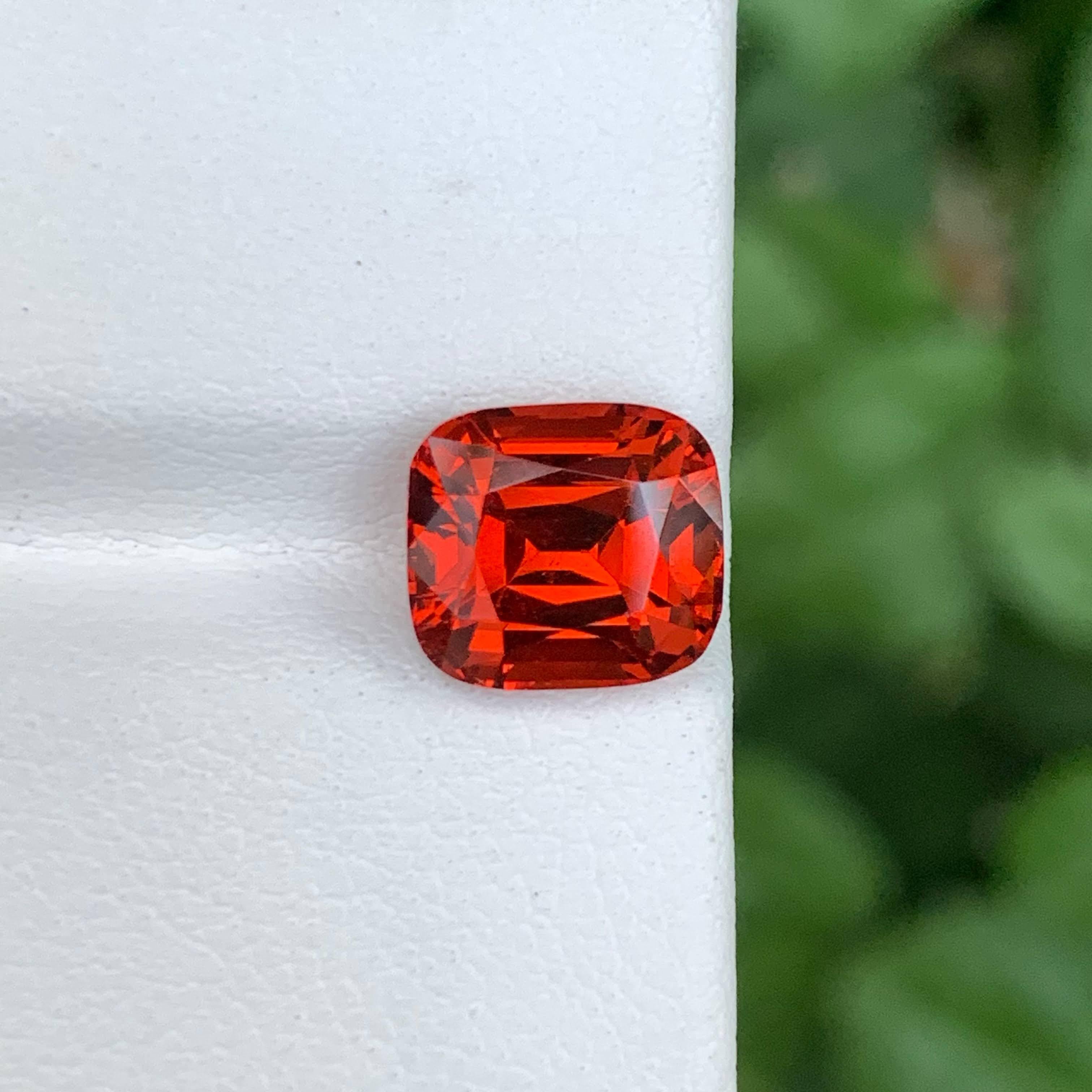 Peso 4,15 quilates
Dimensiones 8,9x8,5x5,8 mm
Tratamiento Ninguno
Origen África
Claridad VVS 
Forma Corte Fantasía Cojín
NA



Este vibrante Granate de Espesartita natural de 4,15 quilates tiene un tono rojo anaranjado ardiente y está tallado
