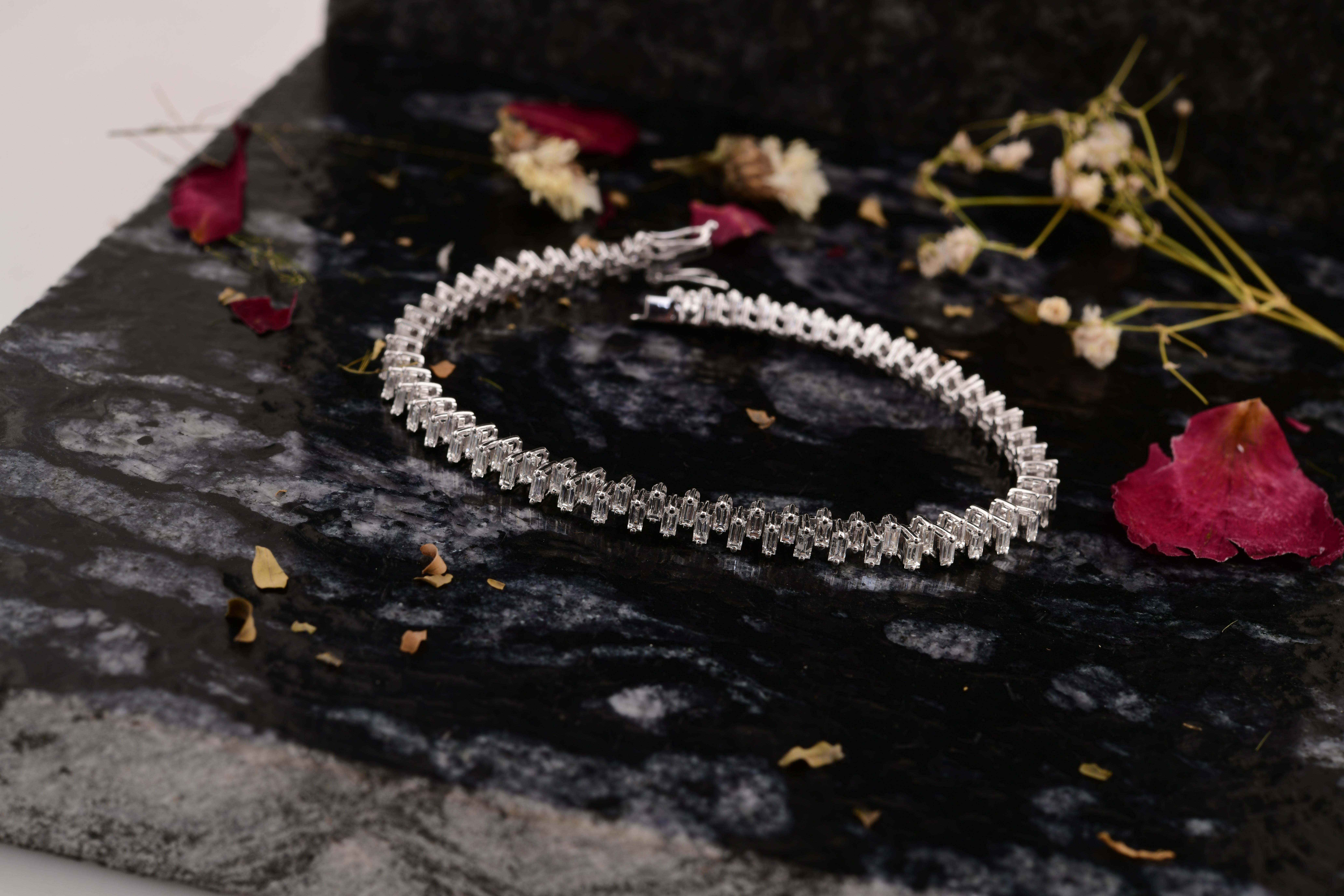 Moderno 4,15 Carati SI Chiarezza HI Colore Baguette Bracciale di diamanti in oro bianco 18 carati in vendita