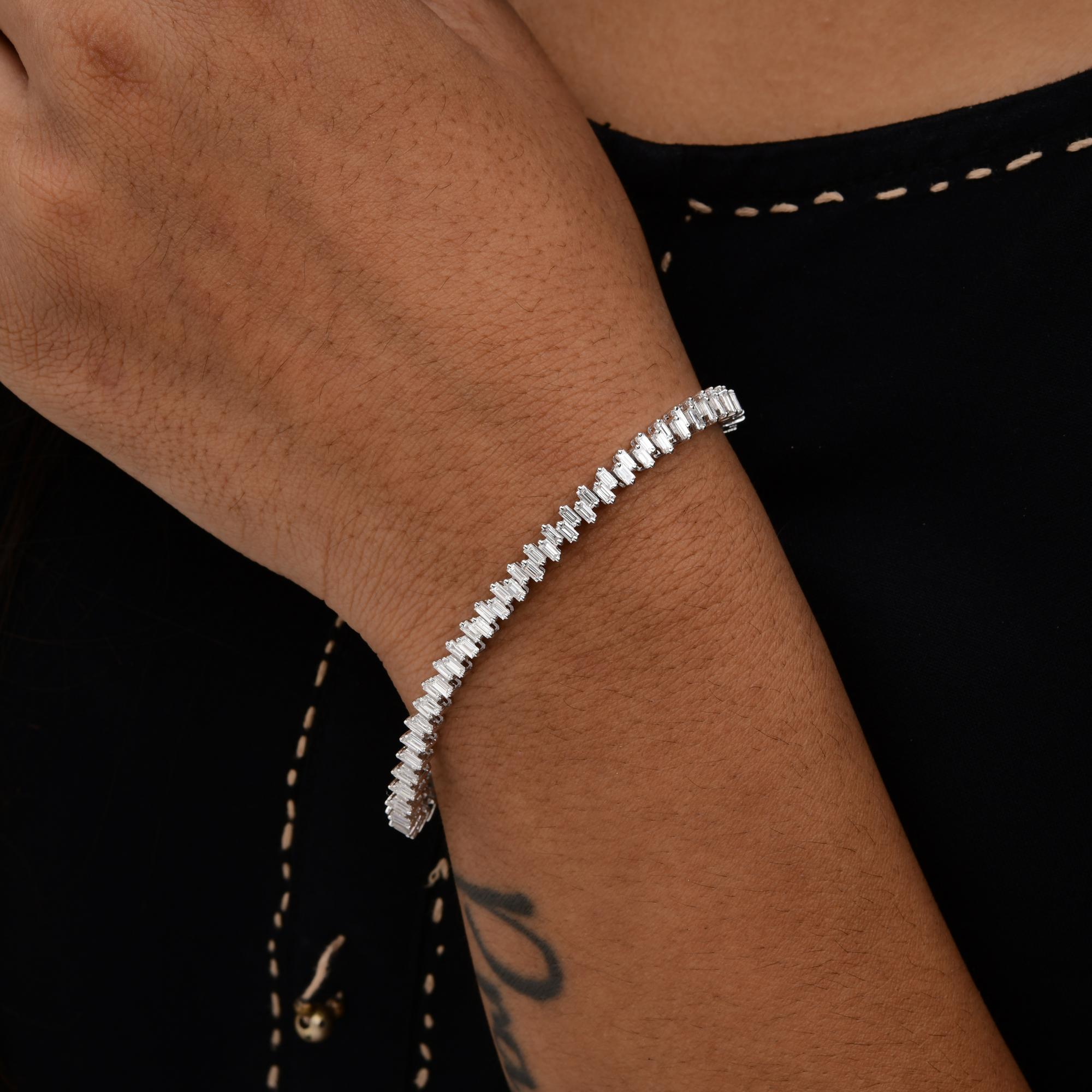 Taglio baguette 4,15 Carati SI Chiarezza HI Colore Baguette Bracciale di diamanti in oro bianco 18 carati in vendita