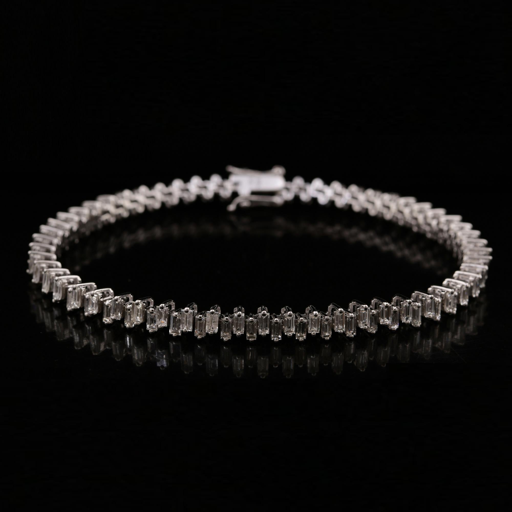 4,15 Carati SI Chiarezza HI Colore Baguette Bracciale di diamanti in oro bianco 18 carati In condizioni Nuovo in vendita a Diera, Dubai