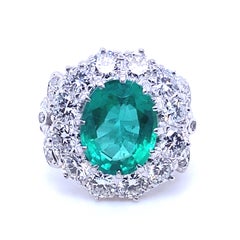 Esmeralda de Zambia de 4,15 quilates y racimo de diamantes Anillo de compromiso de oro blanco de 18 quilates