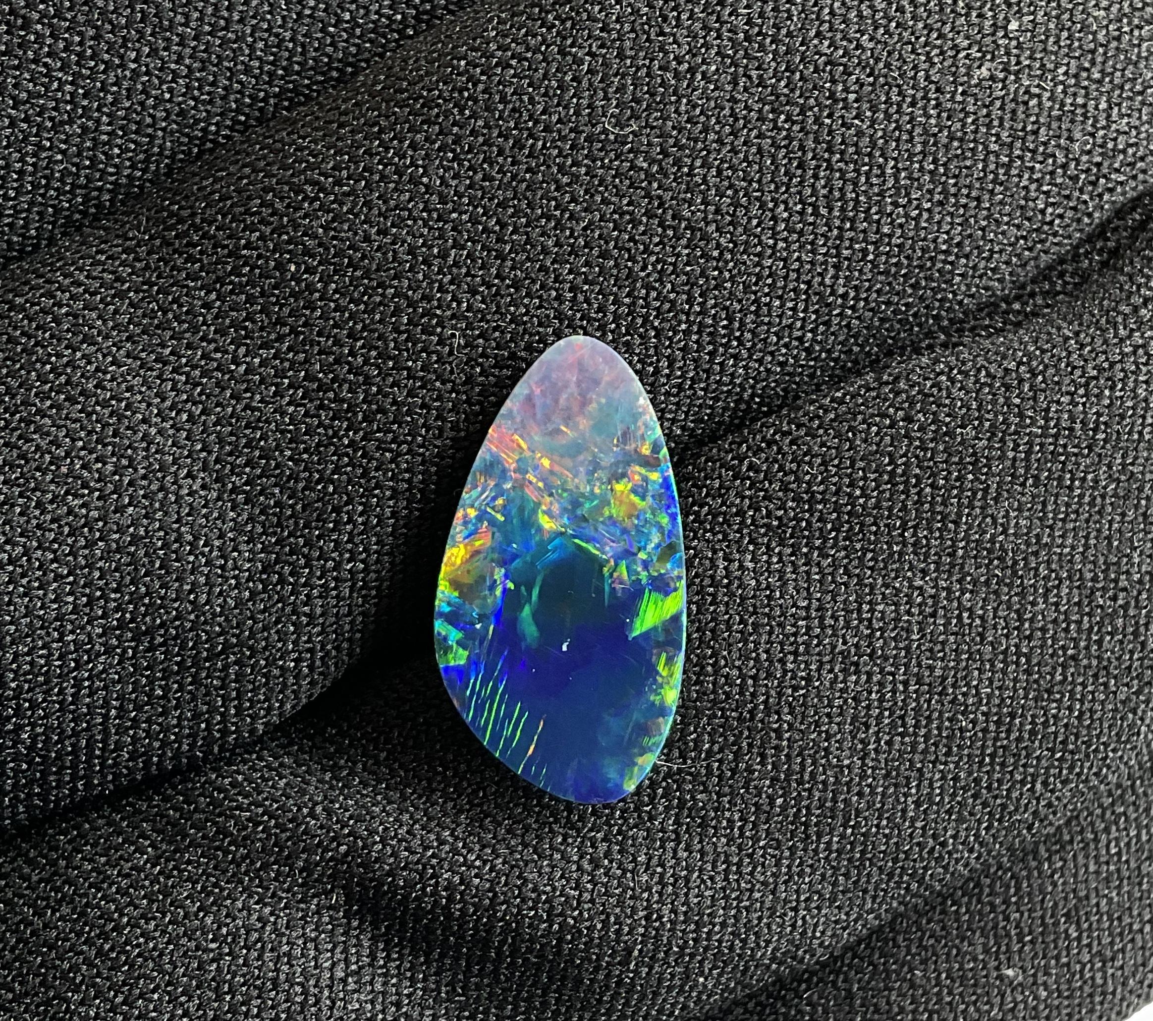 4.15 Carati Opale australiano Royal Blue Flash con giochi di colore verde Gemma in vendita 5