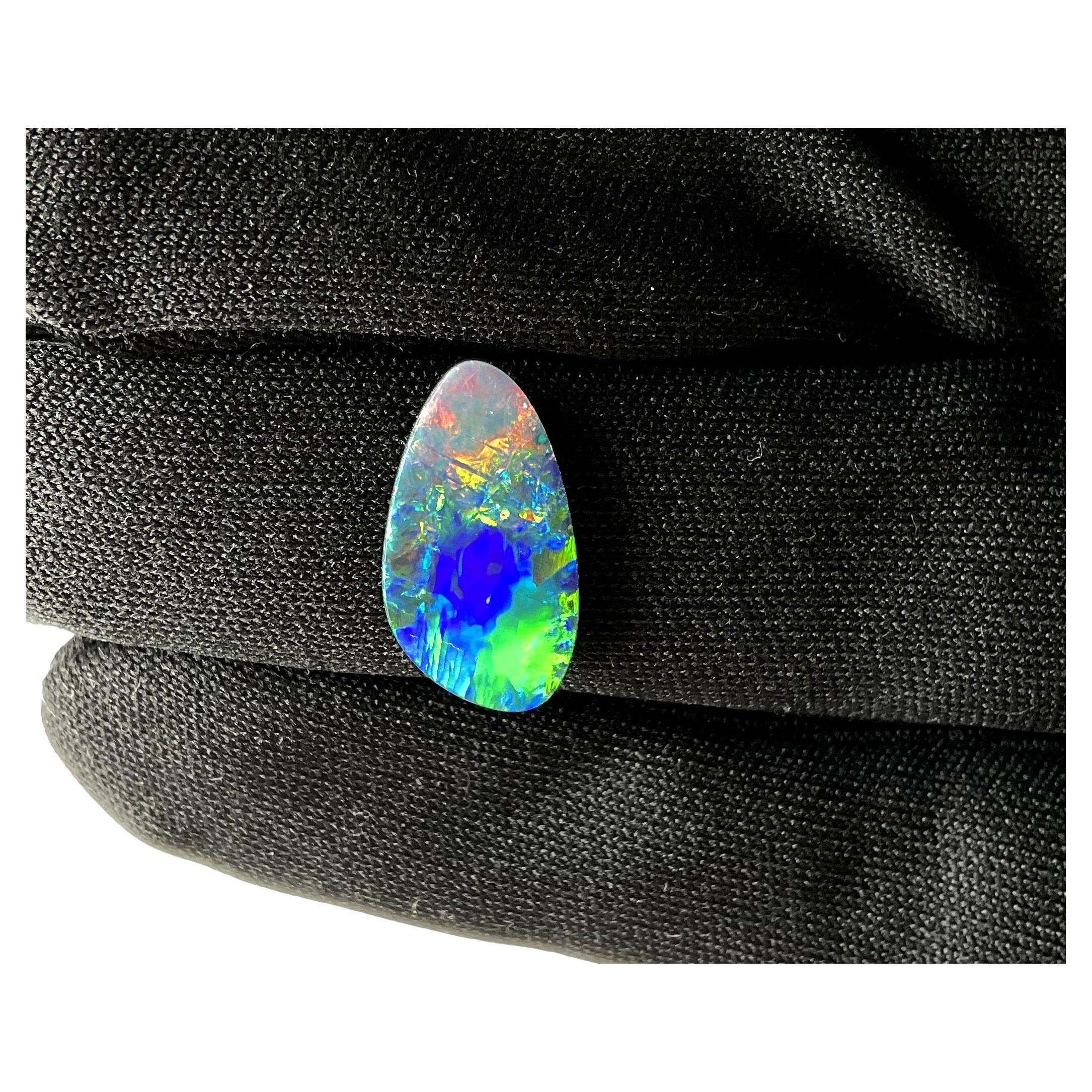 Grezzo 4.15 Carati Opale australiano Royal Blue Flash con giochi di colore verde Gemma in vendita