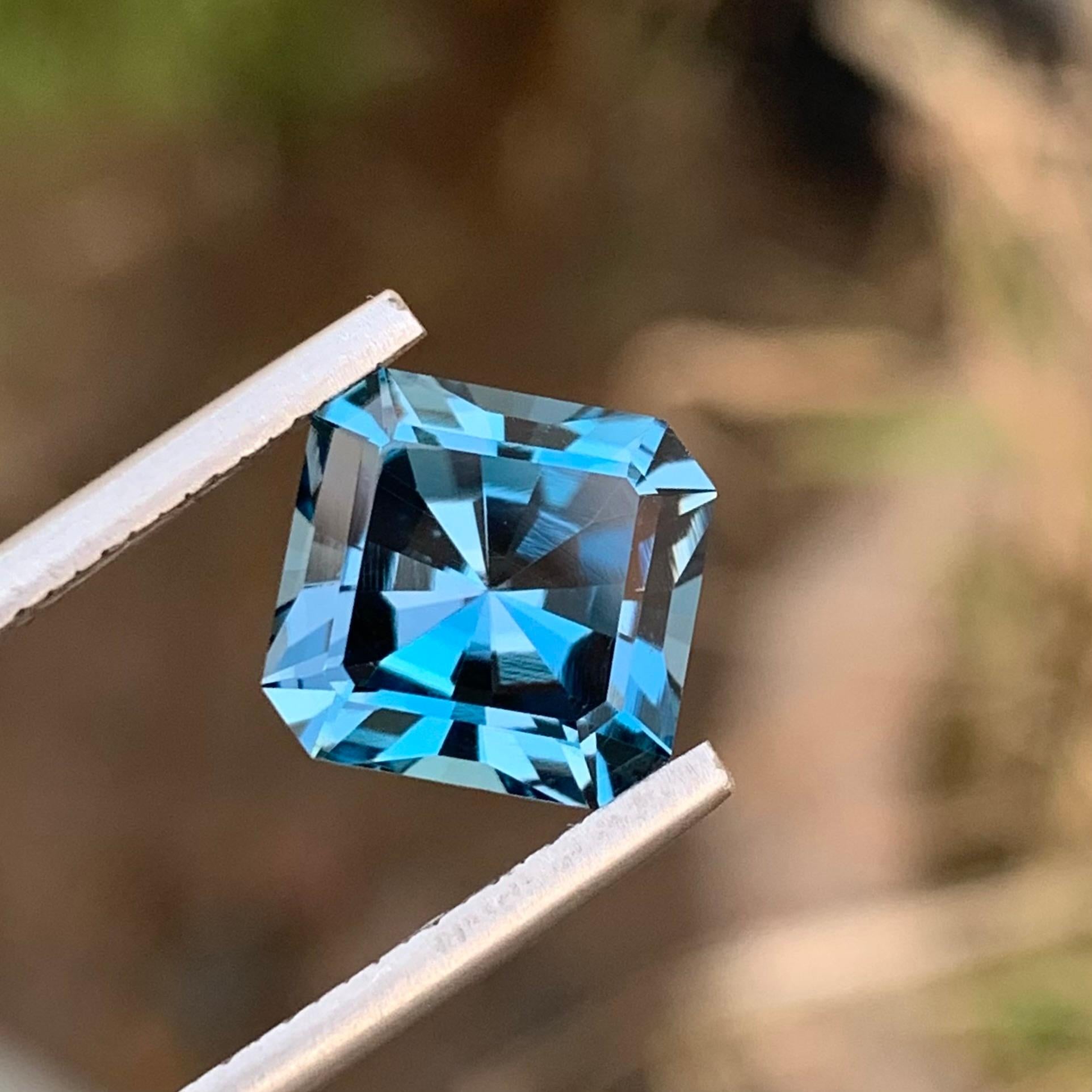 Mouvement esthétique Superbe bague en topaze bleue de Londres de 4,15 carats en vente