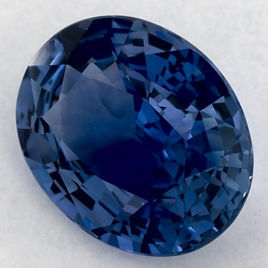 Este zafiro azul natural ofrece elegancia y sofisticación. Con su rica saturación de color y su corte preciso, es la pieza central perfecta para un anillo de compromiso o un diseño de joyería de lujo.

Este zafiro procede de Sri Lanka (Ceilán),